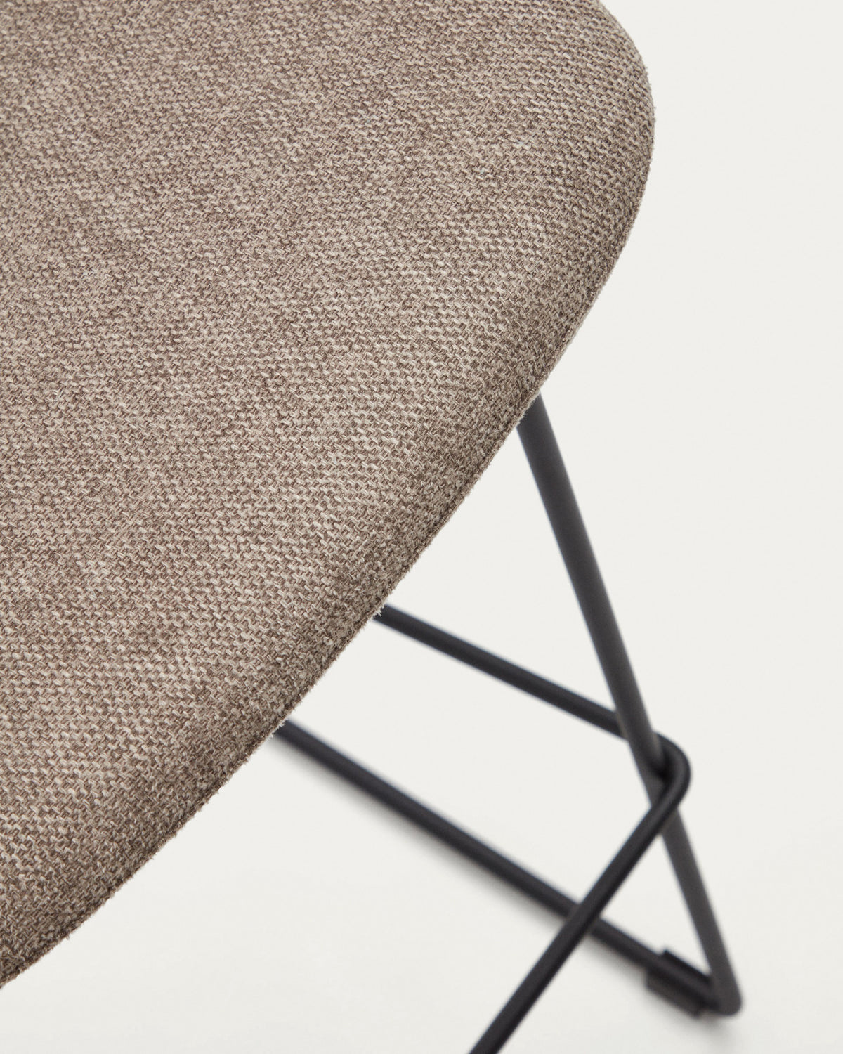 Zahara Hocker braun und Stahl mit schwarzem Finish Höhe 76 cm FSC 100% in Braun präsentiert im Onlineshop von KAQTU Design AG. Barhocker ist von Kave Home