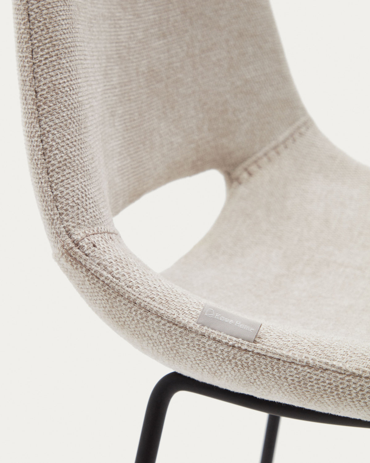 Zahara Hocker beige und Stahl mit schwarzem Finish 65 cm FSC 100% in Beige präsentiert im Onlineshop von KAQTU Design AG. Barhocker ist von Kave Home