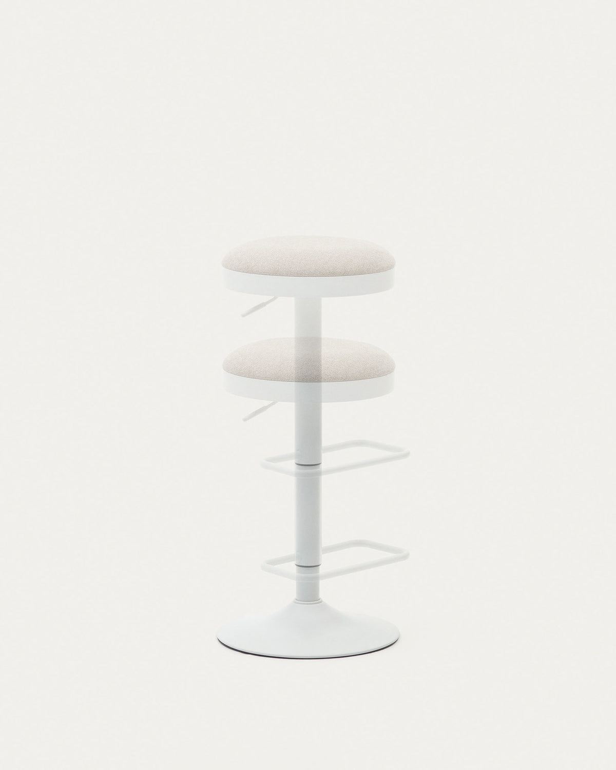 Zaib Hocker aus beigefarbener Chenille und mattweissem Stahl Höhe 63-84 cm FSC 100% in Weiss präsentiert im Onlineshop von KAQTU Design AG. Barhocker ist von Kave Home