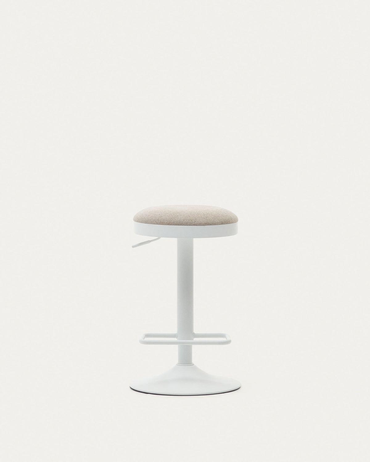Zaib Hocker aus beigefarbener Chenille und mattweissem Stahl Höhe 63-84 cm FSC 100% in Weiss präsentiert im Onlineshop von KAQTU Design AG. Barhocker ist von Kave Home