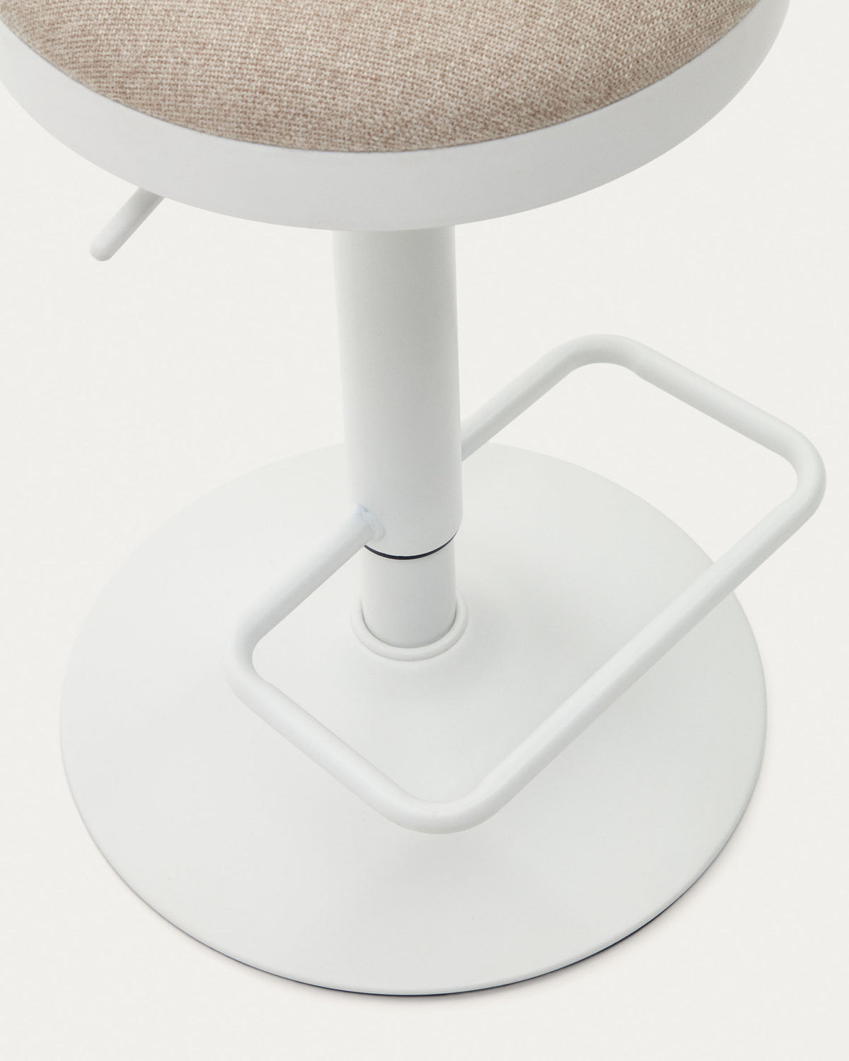Zaib Hocker aus beigefarbener Chenille und mattweissem Stahl Höhe 63-84 cm FSC 100% in Weiss präsentiert im Onlineshop von KAQTU Design AG. Barhocker ist von Kave Home