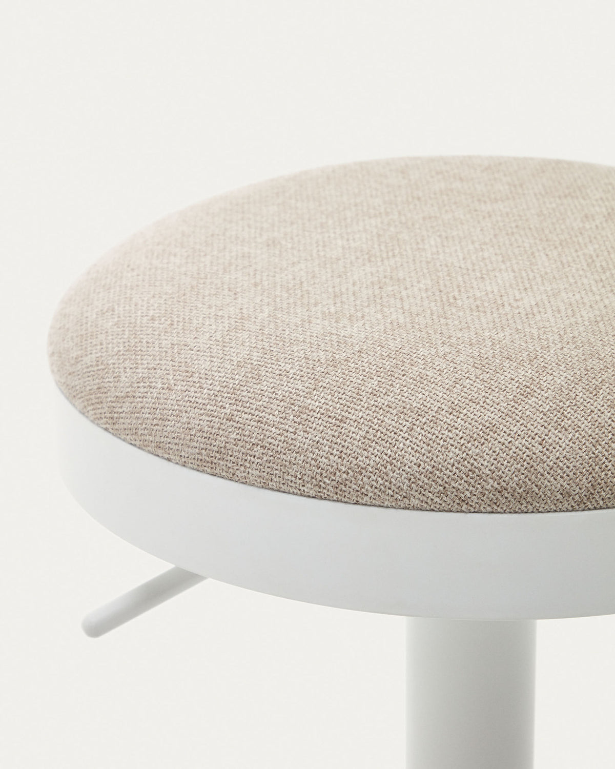 Zaib Hocker aus beigefarbener Chenille und mattweissem Stahl Höhe 63-84 cm FSC 100% in Weiss präsentiert im Onlineshop von KAQTU Design AG. Barhocker ist von Kave Home