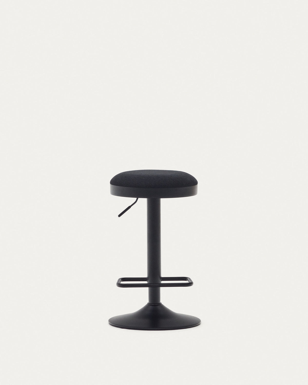 Zaib Hocker aus schwarzer Chenille und mattschwarzem Stahl Höhe 63-84 cm FSC 100% in Schwarz präsentiert im Onlineshop von KAQTU Design AG. Barhocker ist von Kave Home