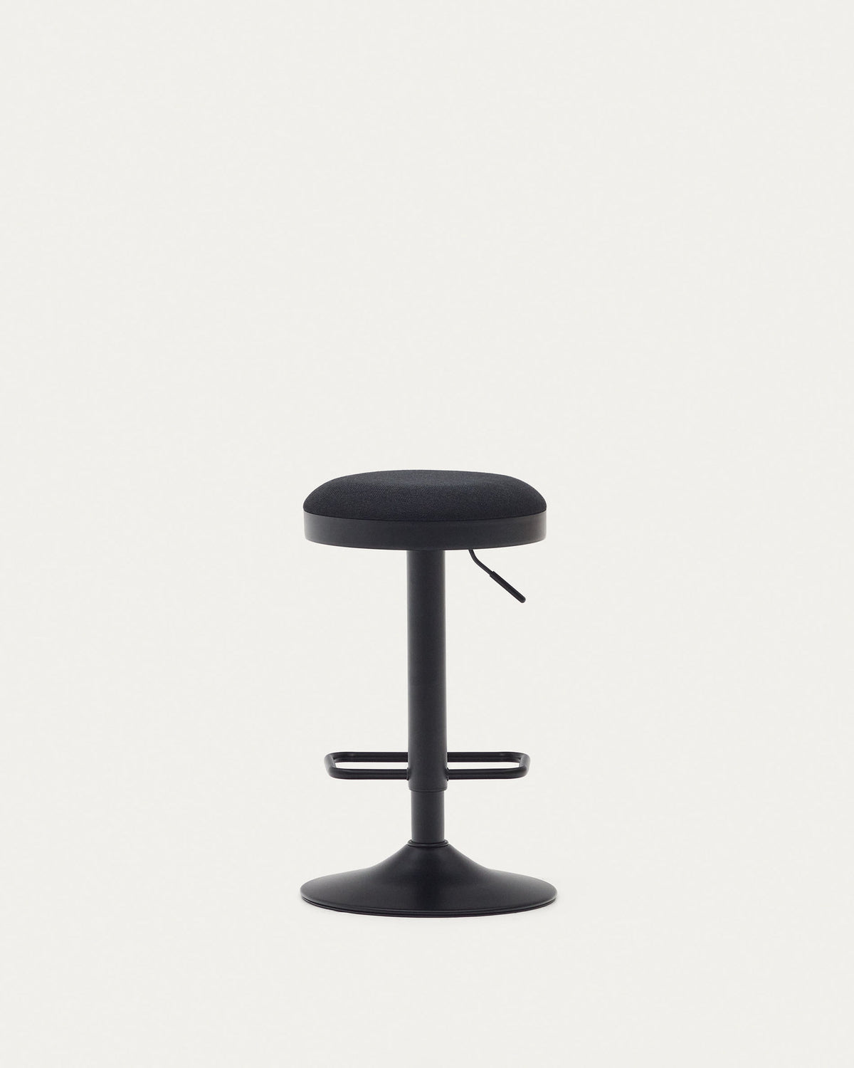 Zaib Hocker aus schwarzer Chenille und mattschwarzem Stahl Höhe 63-84 cm FSC 100% in Schwarz präsentiert im Onlineshop von KAQTU Design AG. Barhocker ist von Kave Home