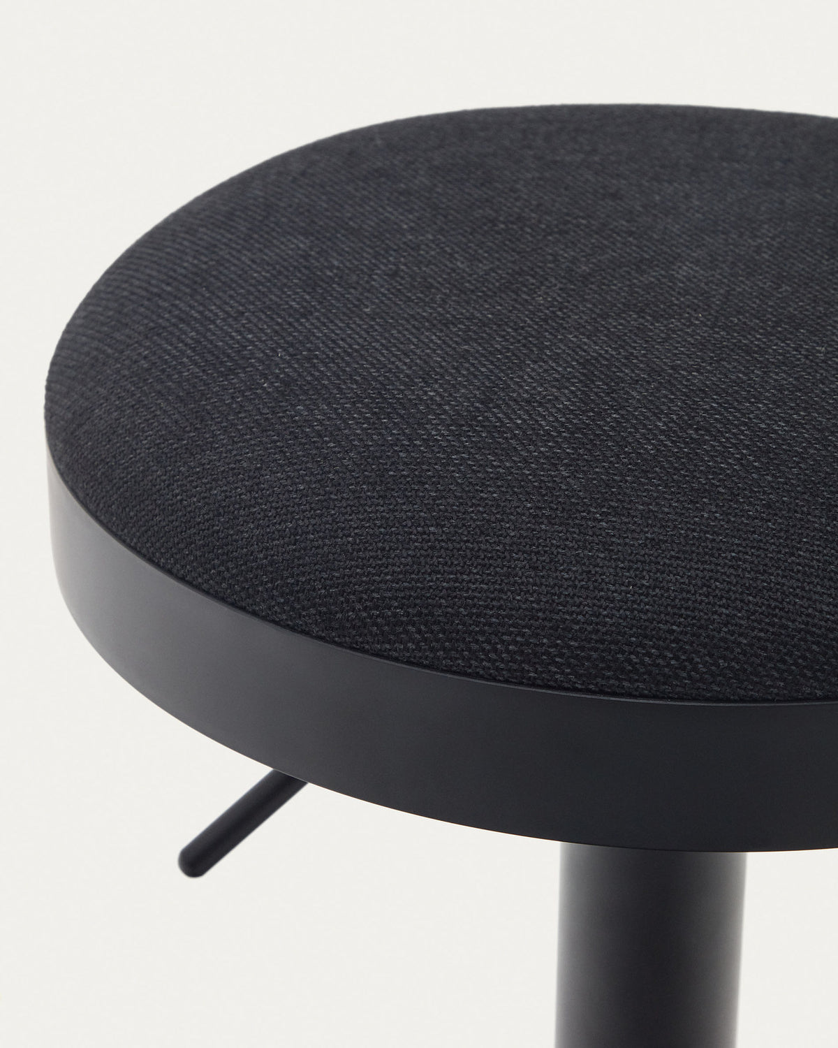 Zaib Hocker aus schwarzer Chenille und mattschwarzem Stahl Höhe 63-84 cm FSC 100% in Schwarz präsentiert im Onlineshop von KAQTU Design AG. Barhocker ist von Kave Home