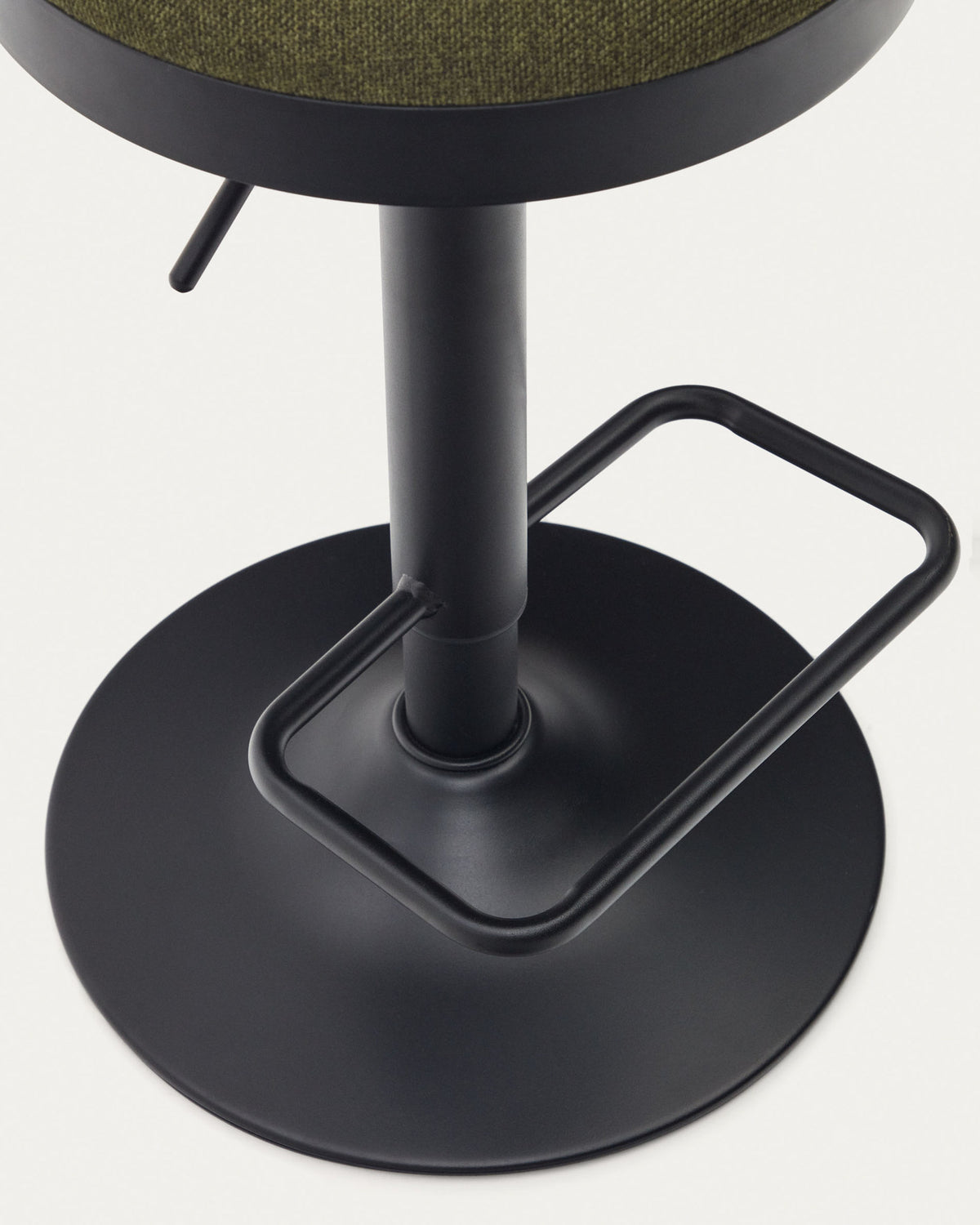 Zaib Hocker aus dunkelgrüner Chenille und mattschwarzem Stahl Höhe 63-84 cm FSC 100% in Grün, Schwarz präsentiert im Onlineshop von KAQTU Design AG. Barhocker ist von Kave Home