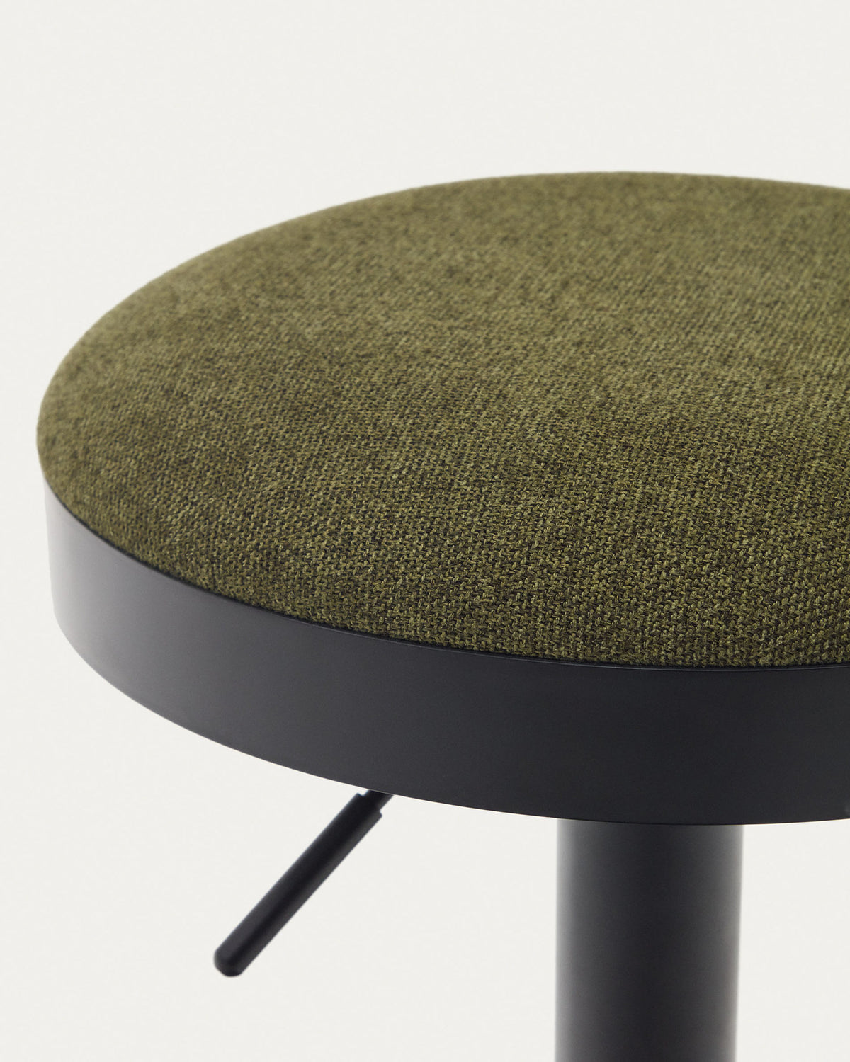 Zaib Hocker aus dunkelgrüner Chenille und mattschwarzem Stahl Höhe 63-84 cm FSC 100% in Grün, Schwarz präsentiert im Onlineshop von KAQTU Design AG. Barhocker ist von Kave Home