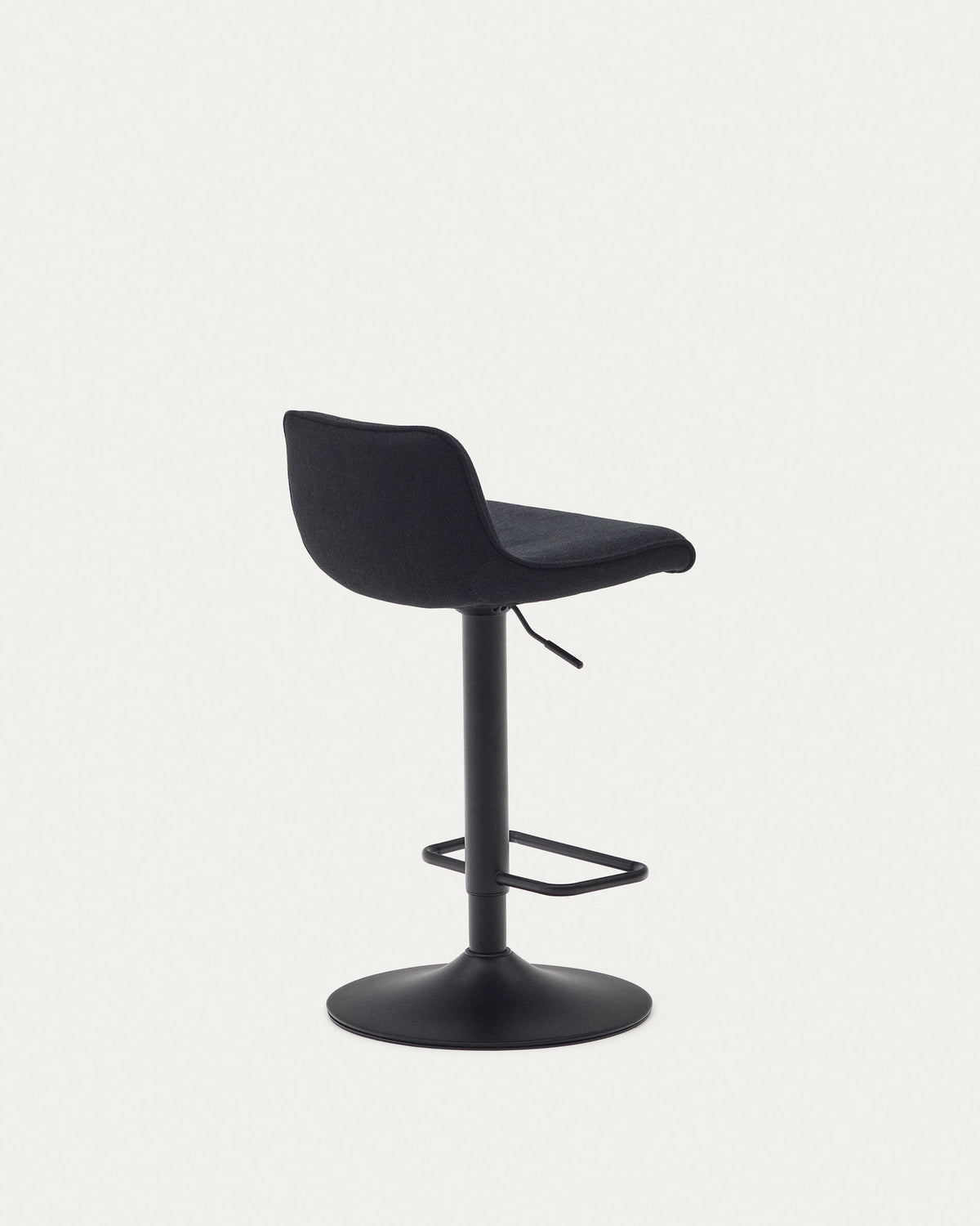 Zenda Hocker aus schwarzem Chenille und mattschwarzem Stahl 81-102 cm FSC 100% in Schwarz präsentiert im Onlineshop von KAQTU Design AG. Barhocker ist von Kave Home