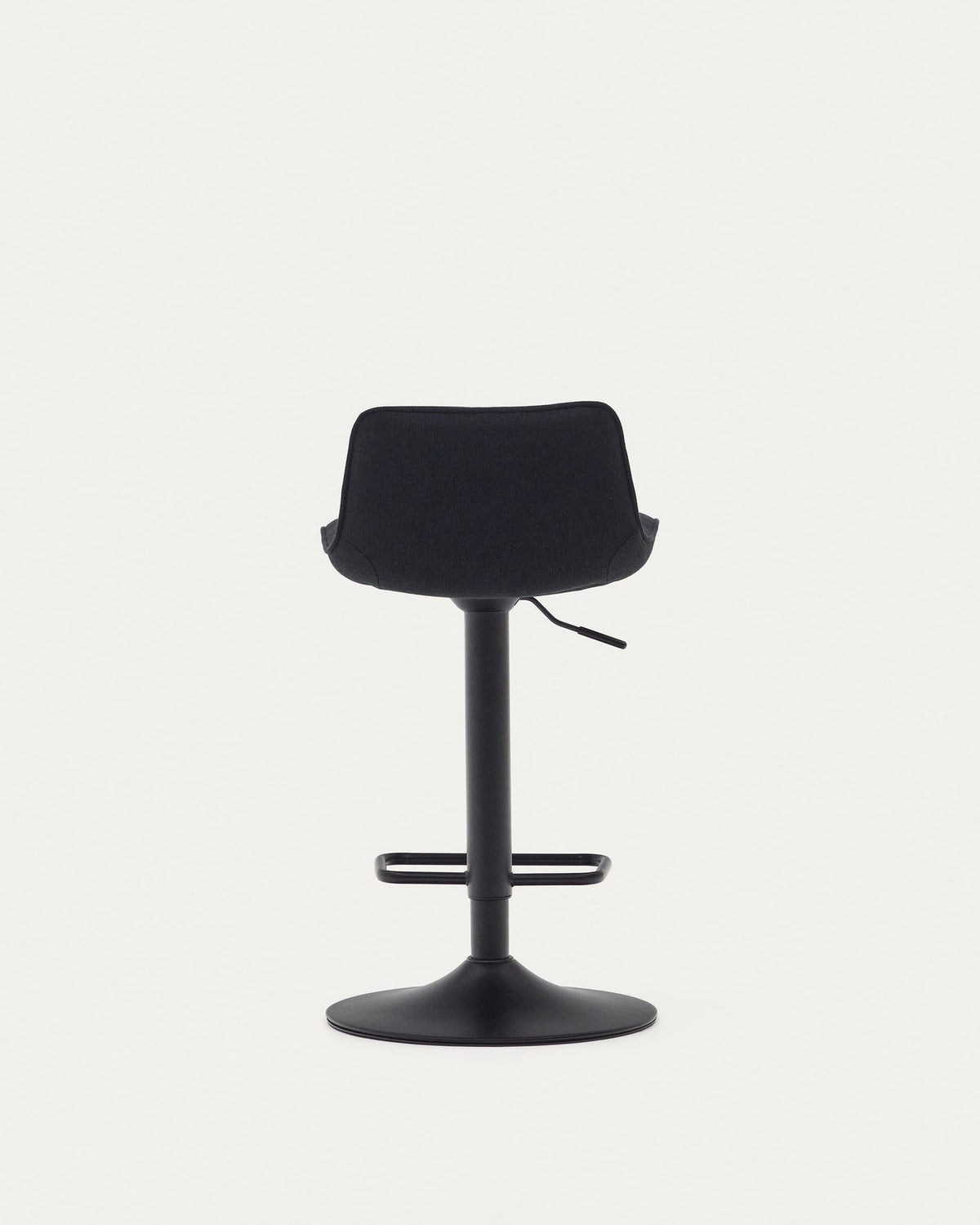 Zenda Hocker aus schwarzem Chenille und mattschwarzem Stahl 81-102 cm FSC 100% in Schwarz präsentiert im Onlineshop von KAQTU Design AG. Barhocker ist von Kave Home