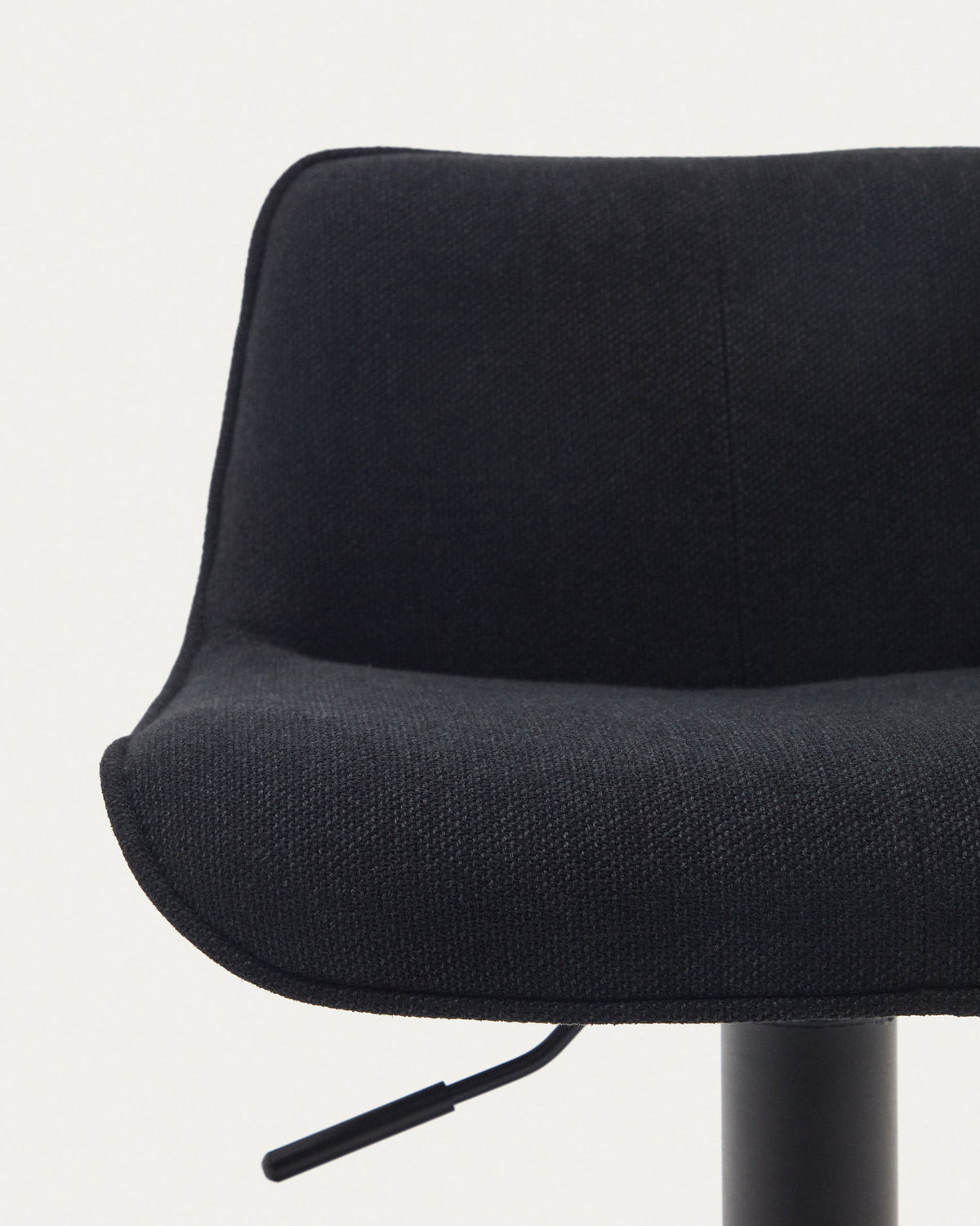Zenda Hocker aus schwarzem Chenille und mattschwarzem Stahl 81-102 cm FSC 100% in Schwarz präsentiert im Onlineshop von KAQTU Design AG. Barhocker ist von Kave Home
