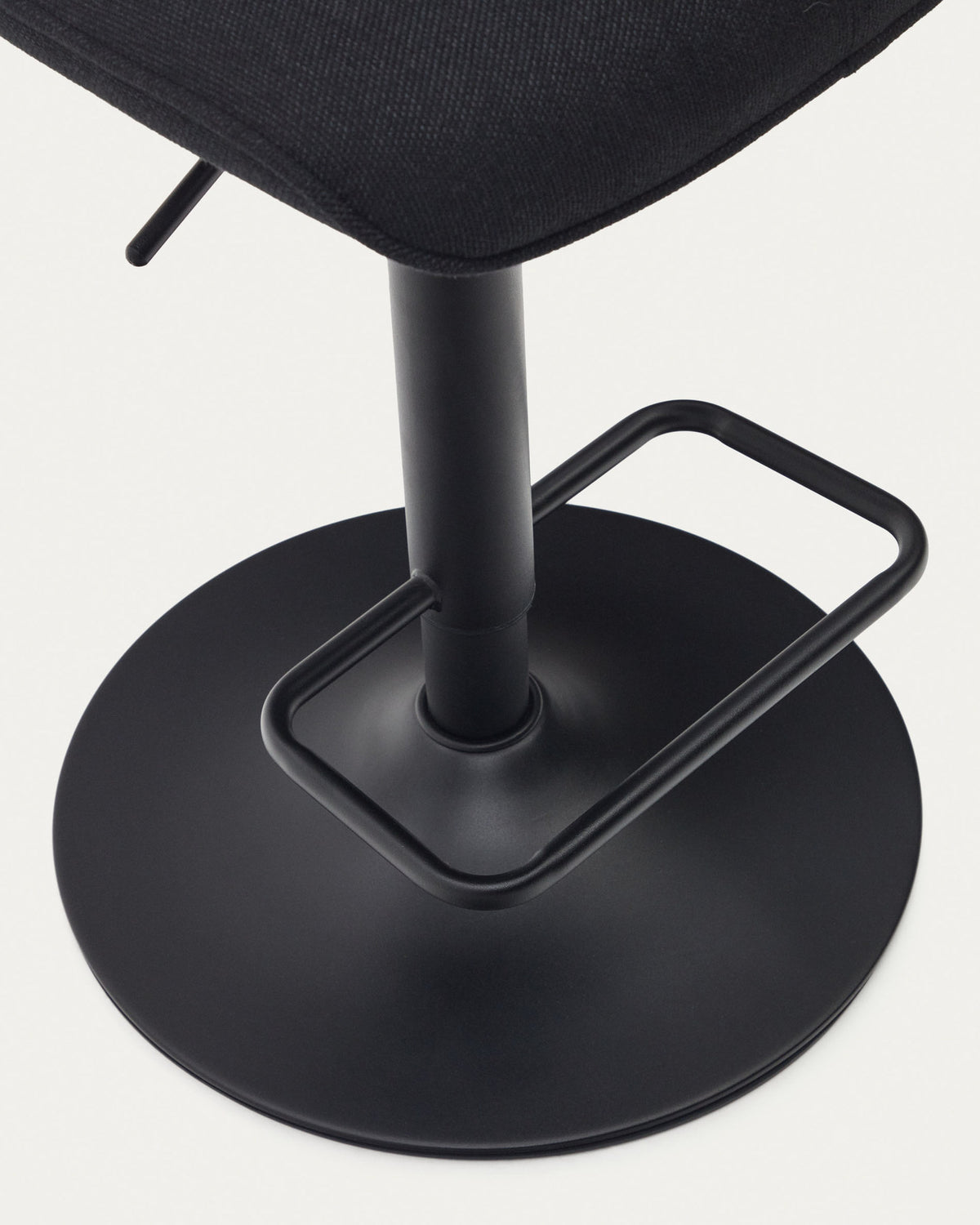 Zenda Hocker aus schwarzem Chenille und mattschwarzem Stahl 81-102 cm FSC 100% in Schwarz präsentiert im Onlineshop von KAQTU Design AG. Barhocker ist von Kave Home