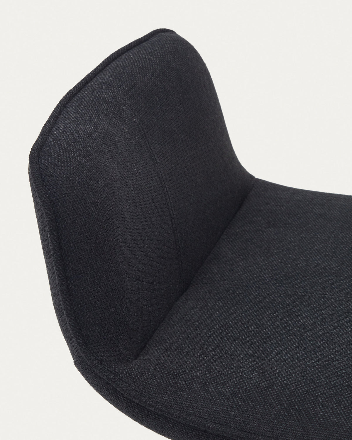 Zenda Hocker aus schwarzem Chenille und mattschwarzem Stahl 81-102 cm FSC 100% in Schwarz präsentiert im Onlineshop von KAQTU Design AG. Barhocker ist von Kave Home