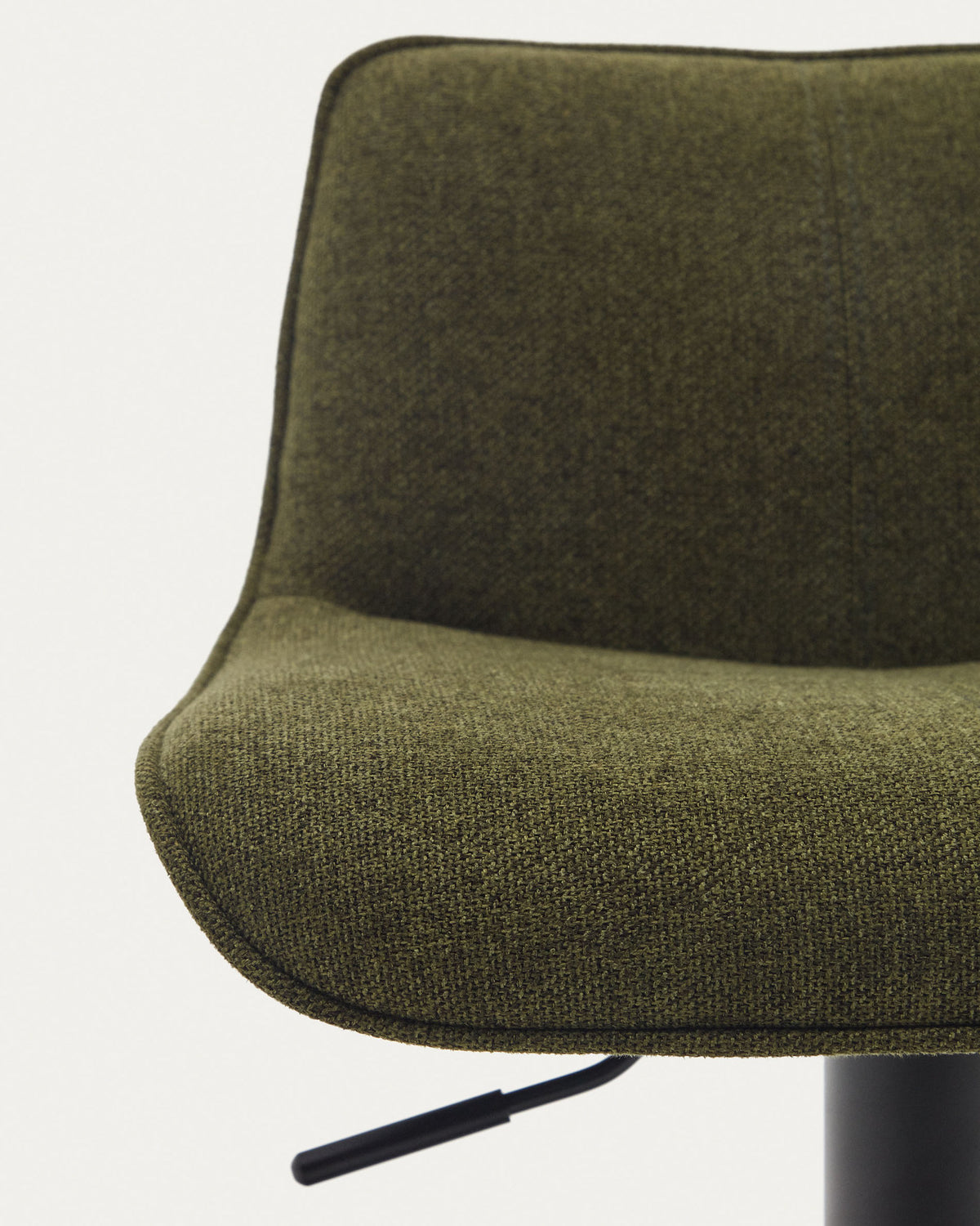 Zenda Hocker aus dunkelgrüner Chenille und mattschwarzem Stahl Höhe 81-102 cm FSC 100% in Grün, Schwarz präsentiert im Onlineshop von KAQTU Design AG. Barhocker ist von Kave Home