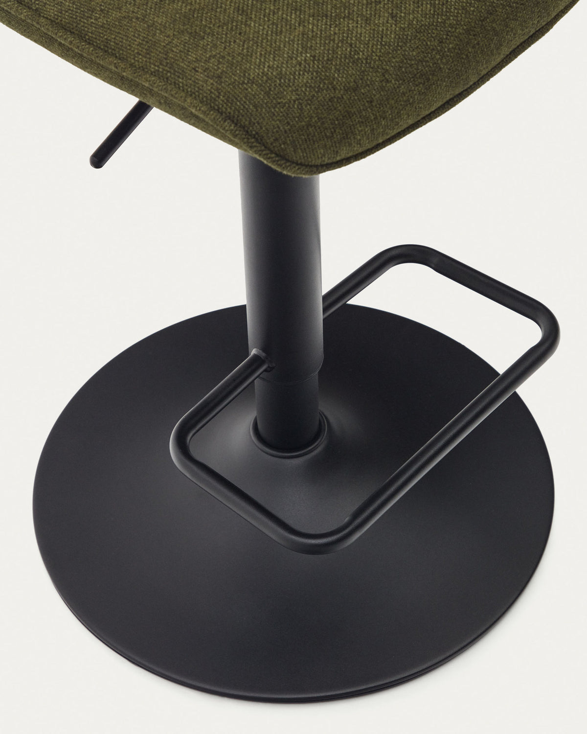 Zenda Hocker aus dunkelgrüner Chenille und mattschwarzem Stahl Höhe 81-102 cm FSC 100% in Grün, Schwarz präsentiert im Onlineshop von KAQTU Design AG. Barhocker ist von Kave Home