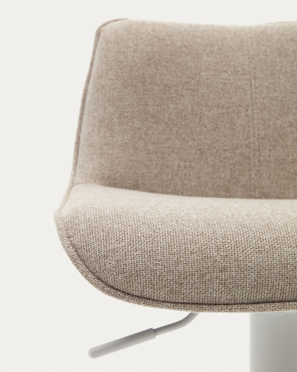 Zenda Hocker aus beigefarbenem Chenille und mattweissem Stahl 81-102 cm FSC 100% in Weiss präsentiert im Onlineshop von KAQTU Design AG. Barhocker ist von Kave Home