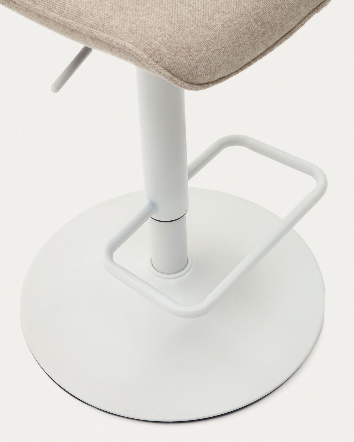 Zenda Hocker aus beigefarbenem Chenille und mattweissem Stahl 81-102 cm FSC 100% in Weiss präsentiert im Onlineshop von KAQTU Design AG. Barhocker ist von Kave Home