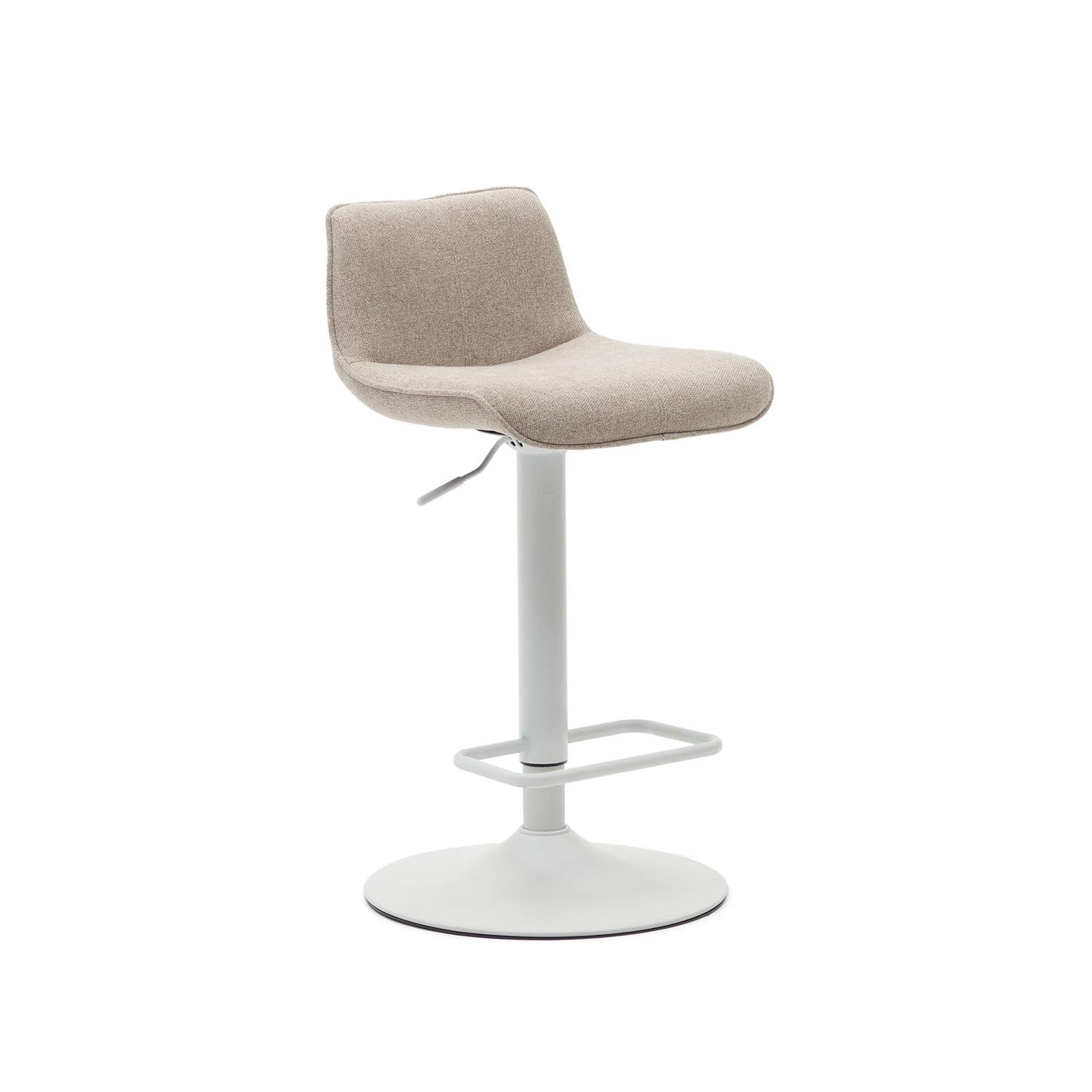 Entdecken Sie den Zenda Hocker von Kave Home: Beigefarbenes Chenille und mattweißer Stahl vereinen Stil und Komfort. Höhenverstellbar (81-102 cm) für vielseitige Nutzung als Barhocker oder Design Hocker.