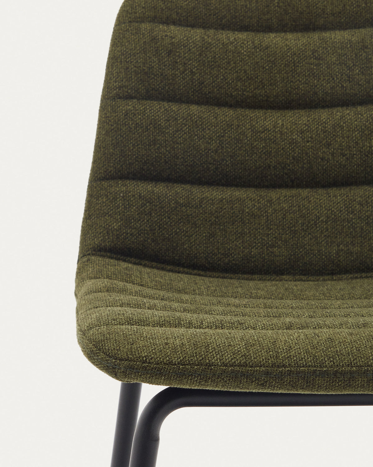 Zunilda Hocker aus dunkelgrünem Chenille und Stahl mit mattschwarzem Finish Höhe 65 cm FSC 100% in Grün, Schwarz präsentiert im Onlineshop von KAQTU Design AG. Barhocker ist von Kave Home