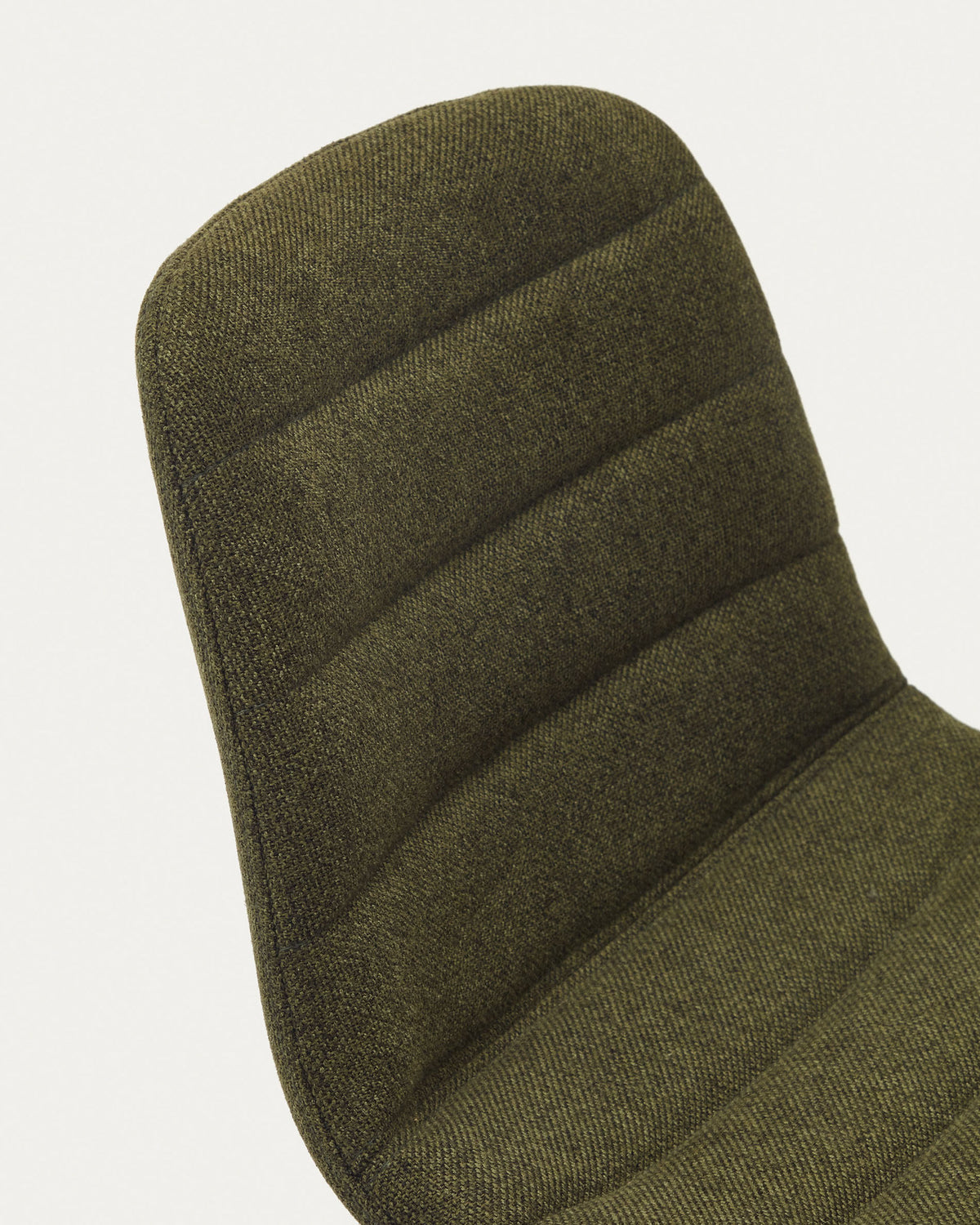 Zunilda Hocker aus dunkelgrünem Chenille und Stahl mit mattschwarzem Finish Höhe 65 cm FSC 100% in Grün, Schwarz präsentiert im Onlineshop von KAQTU Design AG. Barhocker ist von Kave Home
