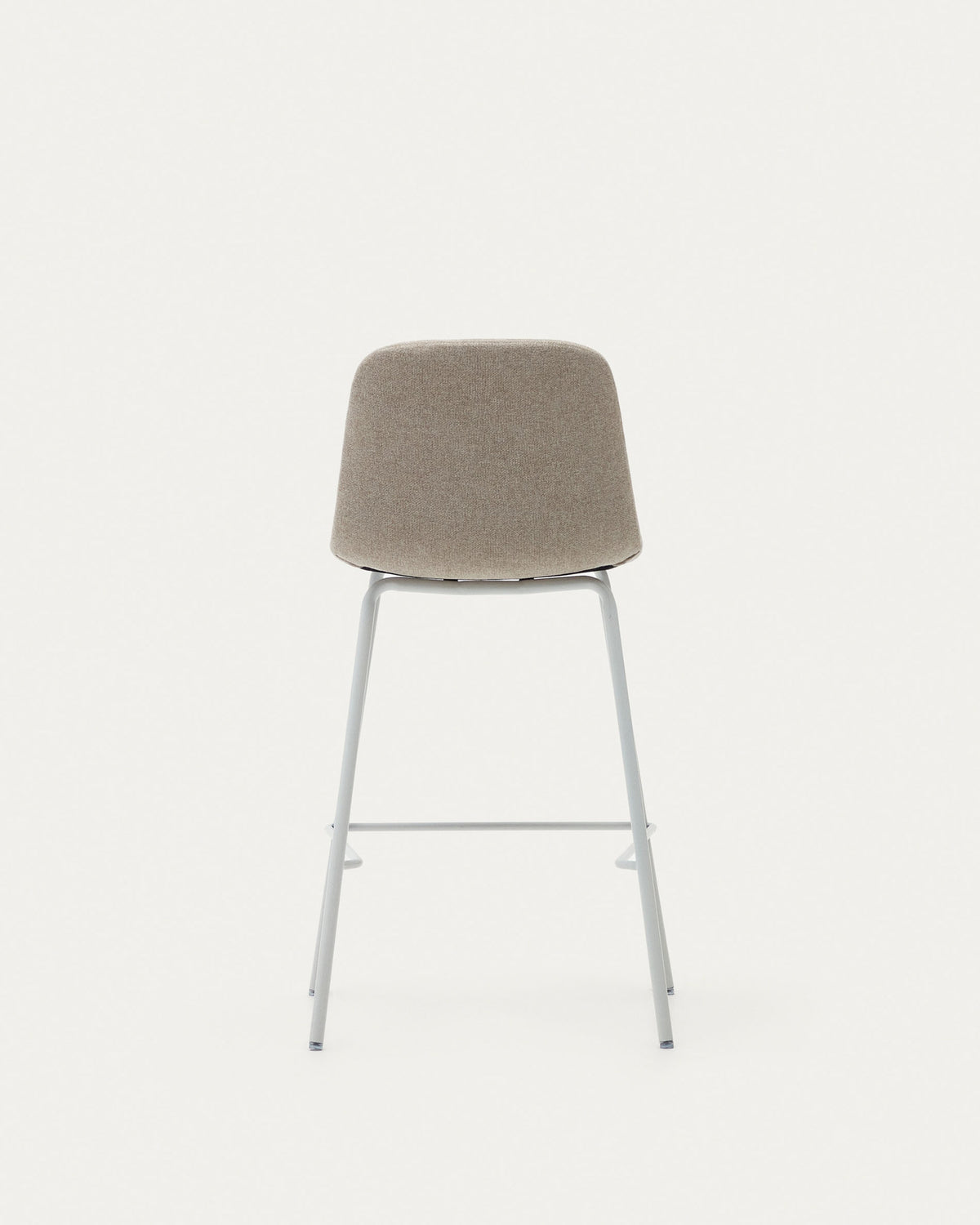 Zunilda Hocker aus beigefarbenem Chenille und Stahl mit mattweissem Finish Höhe 65cm FSC 100% in Weiss präsentiert im Onlineshop von KAQTU Design AG. Barhocker ist von Kave Home