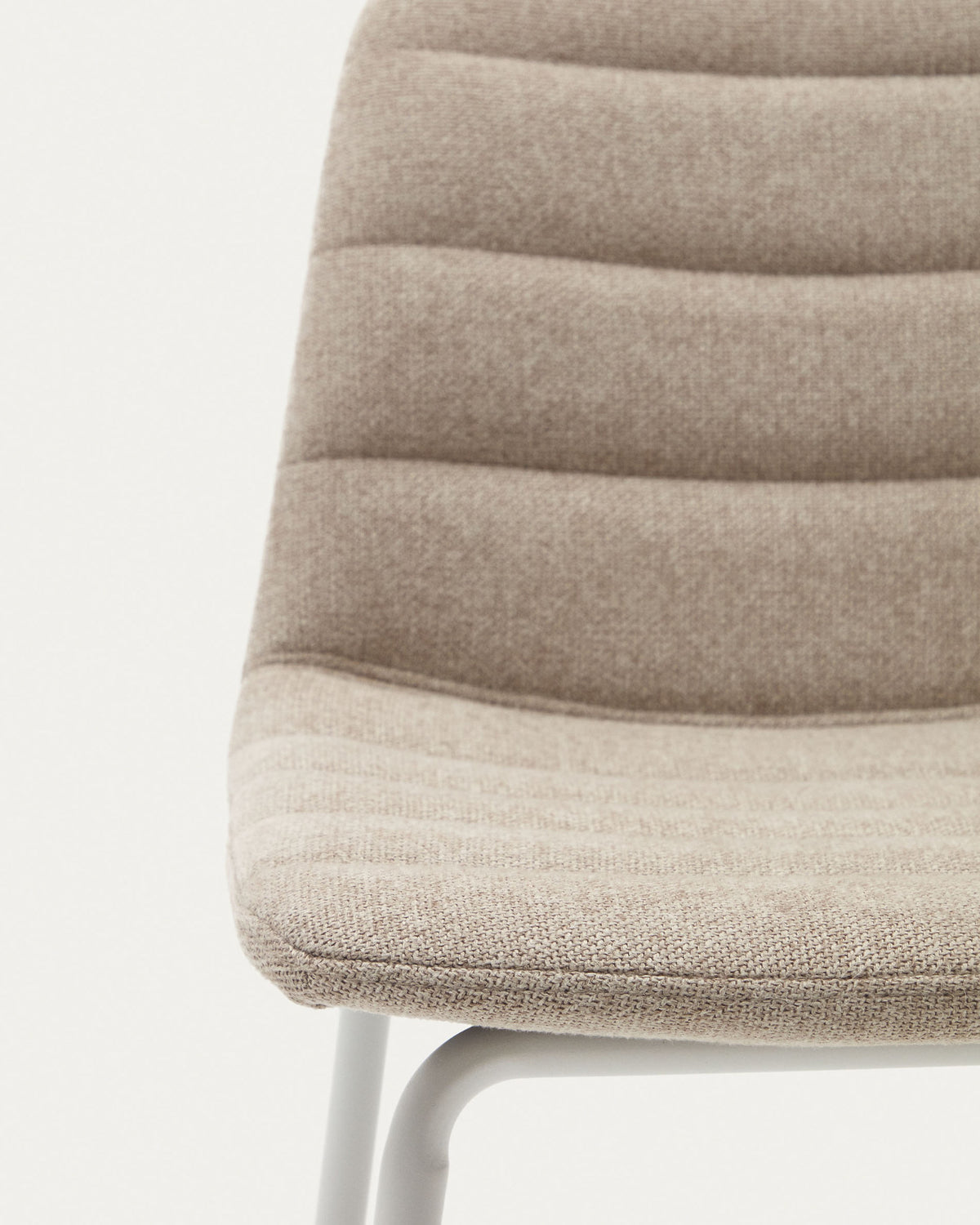 Zunilda Hocker aus beigefarbenem Chenille und Stahl mit mattweissem Finish Höhe 65cm FSC 100% in Weiss präsentiert im Onlineshop von KAQTU Design AG. Barhocker ist von Kave Home