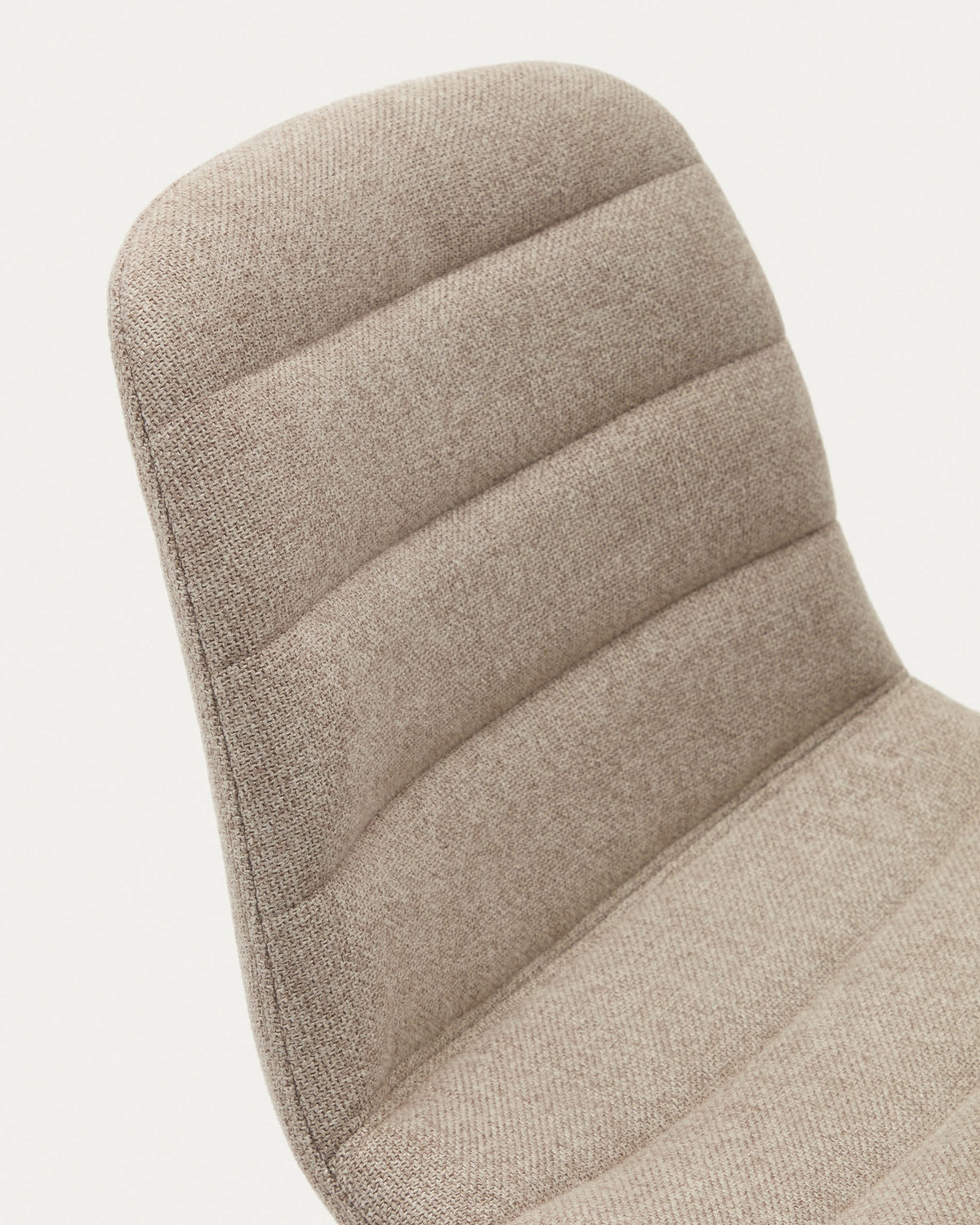 Zunilda Hocker aus beigefarbenem Chenille und Stahl mit mattweissem Finish Höhe 65cm FSC 100% in Weiss präsentiert im Onlineshop von KAQTU Design AG. Barhocker ist von Kave Home