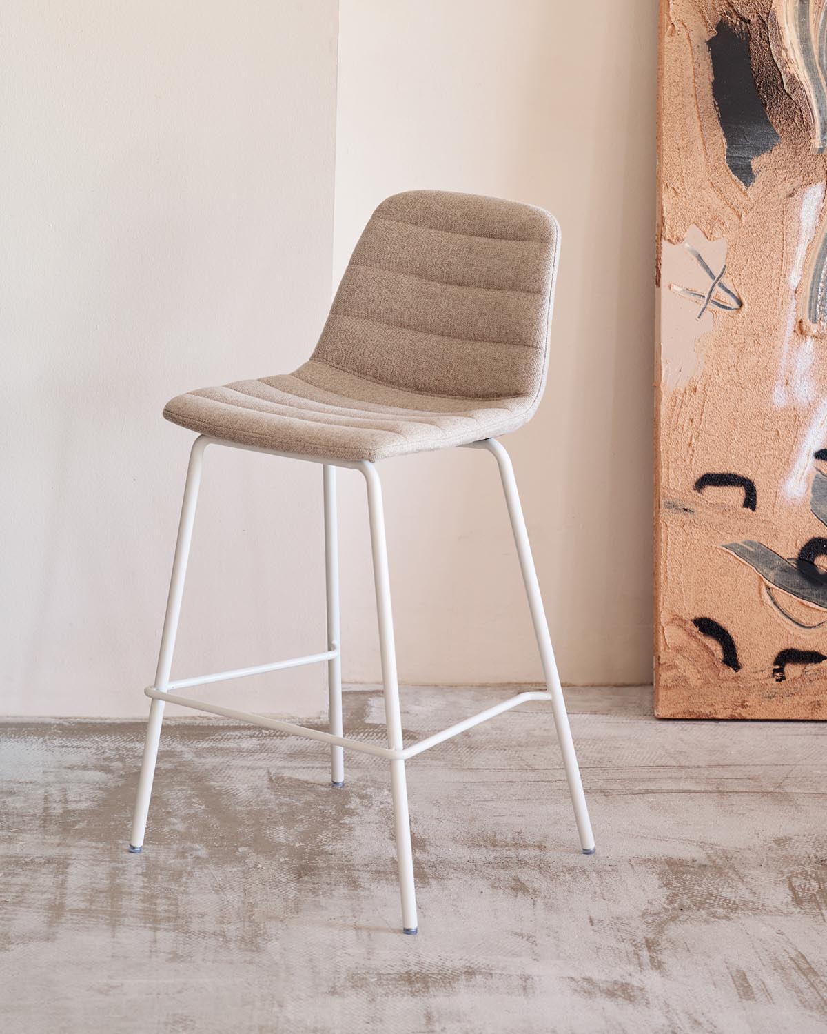 Zunilda Hocker aus beigefarbenem Chenille und Stahl mit mattweißem Finish Höhe 65 cm in Weiß präsentiert im Onlineshop von KAQTU Design AG. Hocker ist von Kave Home