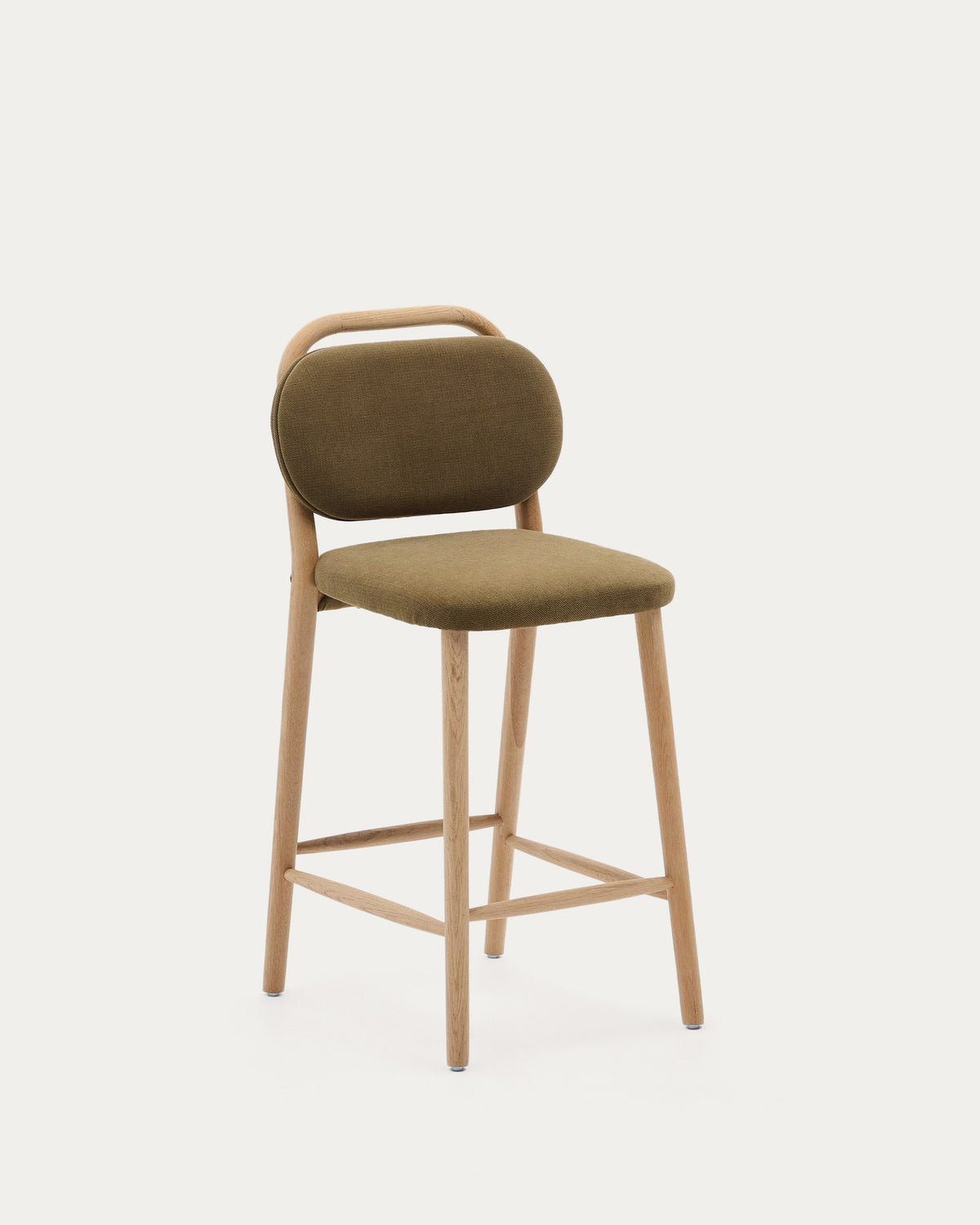 Helda Hocker aus grüner Chenille und massivem Eichenholz FSC Mix Credit 65 cm in Grün, Natur präsentiert im Onlineshop von KAQTU Design AG. Barstuhl ist von Kave Home