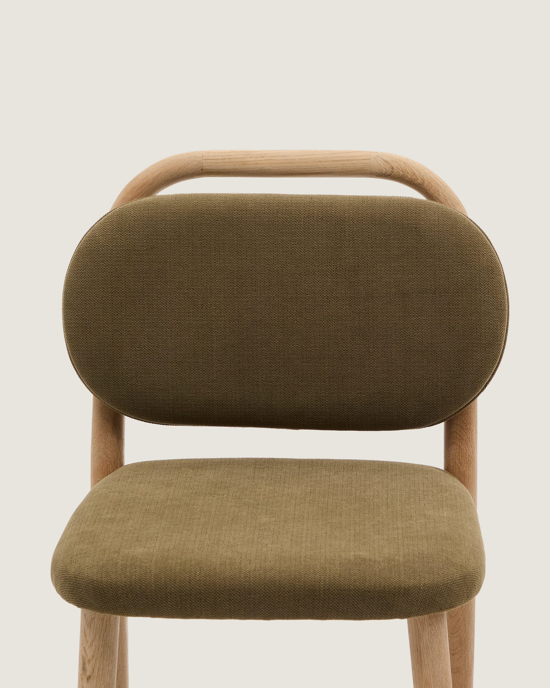 Moderner Helda Hocker, 65 cm, aus grüner Chenille und FSC-zertifiziertem Eichenholz, verbindet Stil und Nachhaltigkeit.