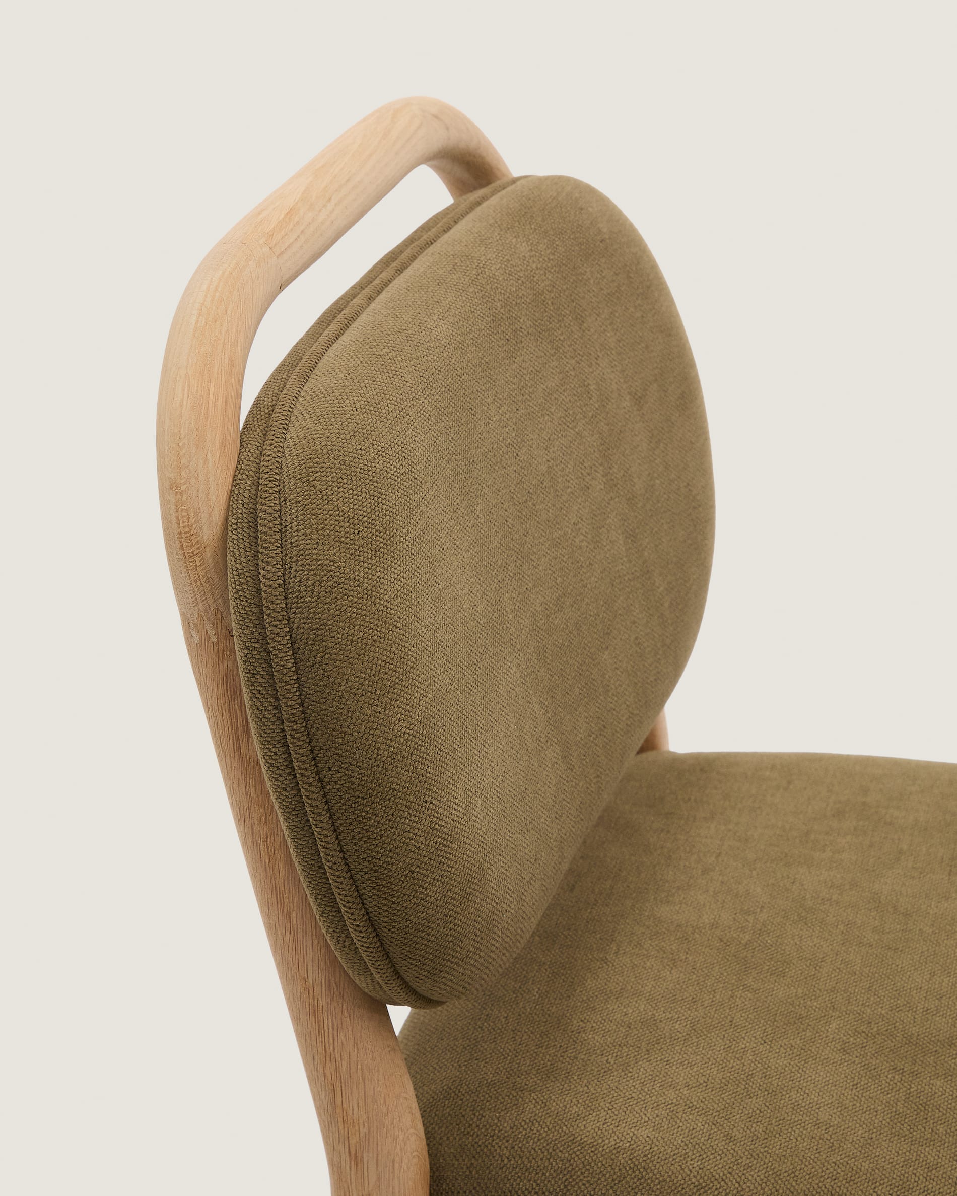 Helda Hocker, 65 cm, aus grüner Chenille und FSC-zertifiziertem Eichenholz, vereint modernes Design mit umweltfreundlicher Eleganz.