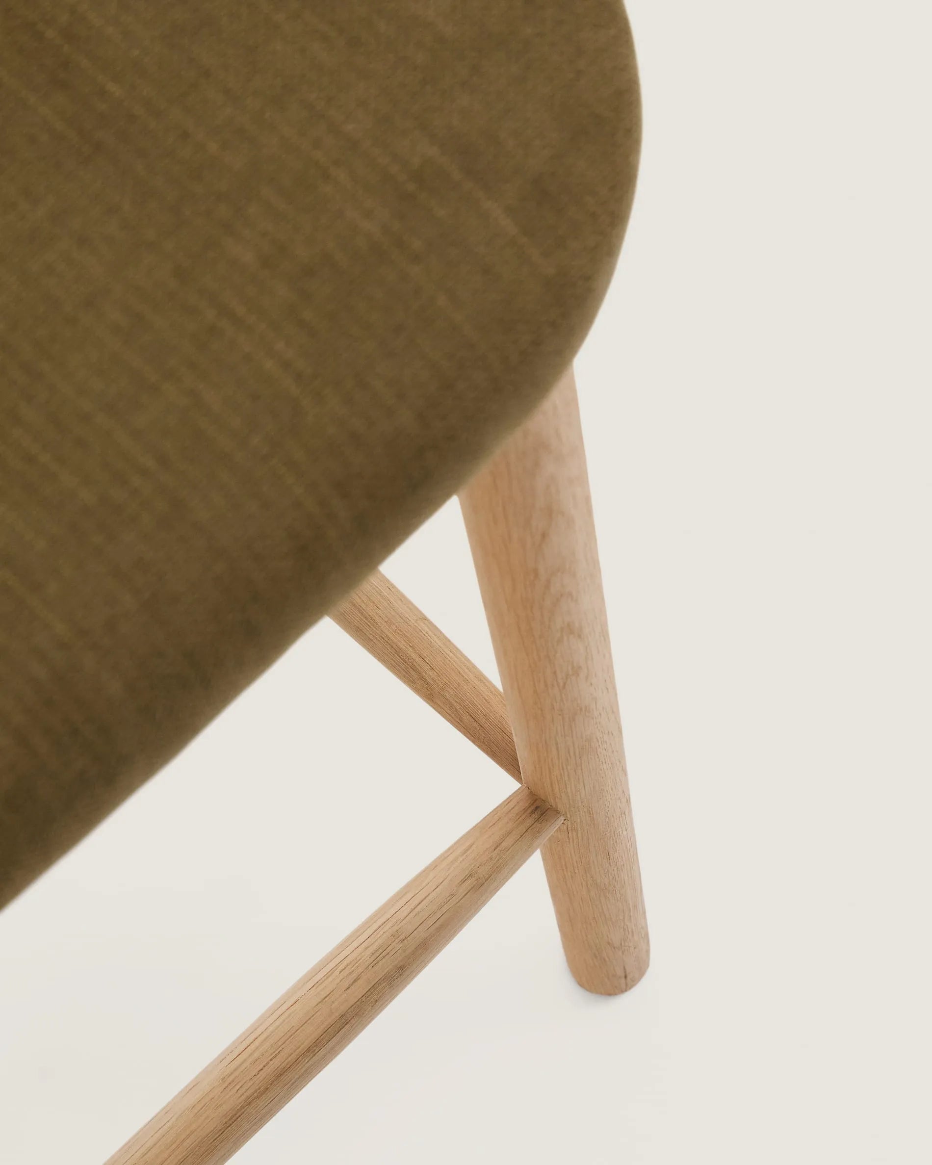 Helda Hocker, 65 cm, mit grünem Chenille-Stoff und FSC-zertifiziertem Eichenholz, modern, nachhaltig und elegant.