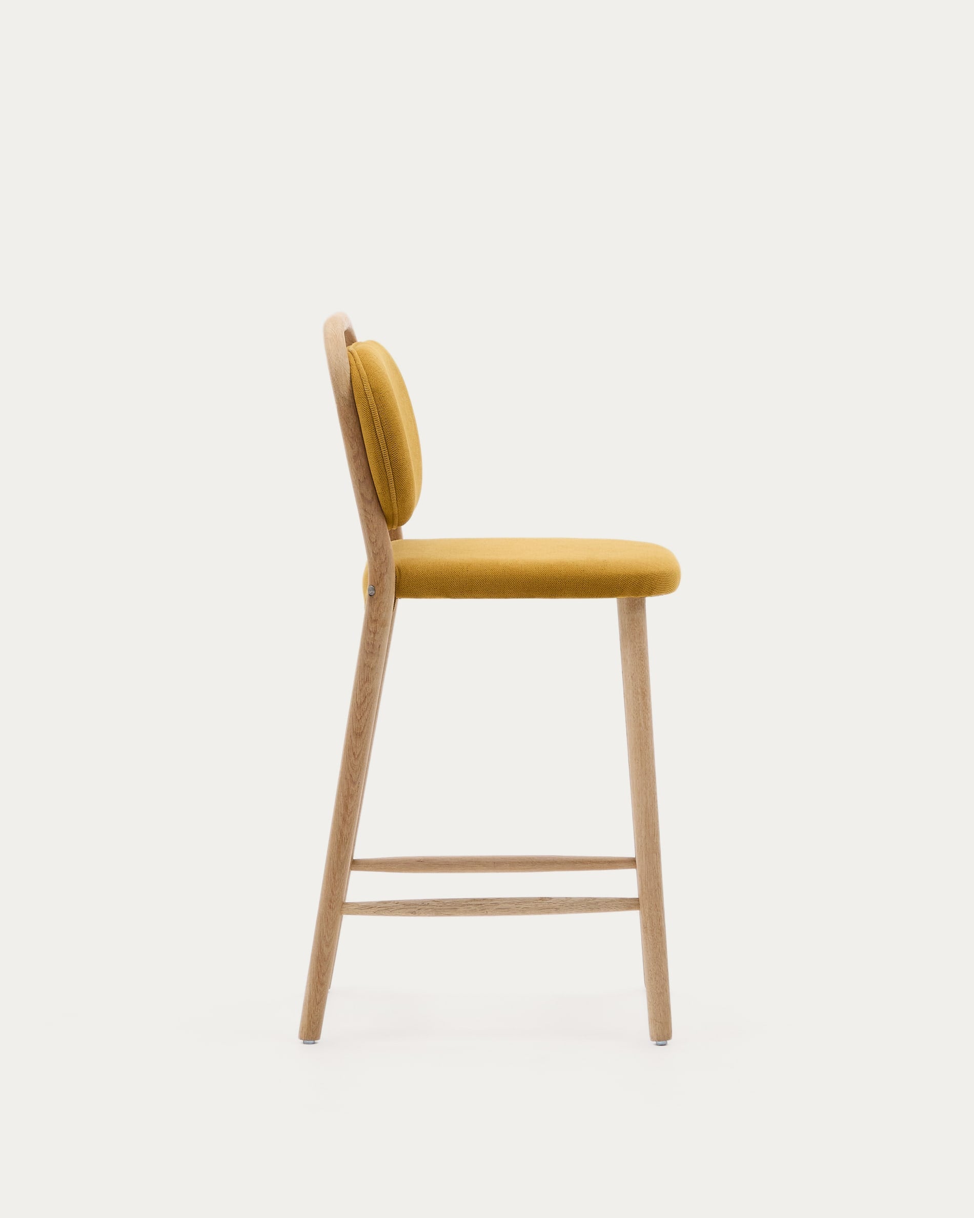Helda Hocker, 65 cm, aus senfgelber Chenille und FSC-zertifiziertem Eichenholz, vereint Komfort und nachhaltiges Design.