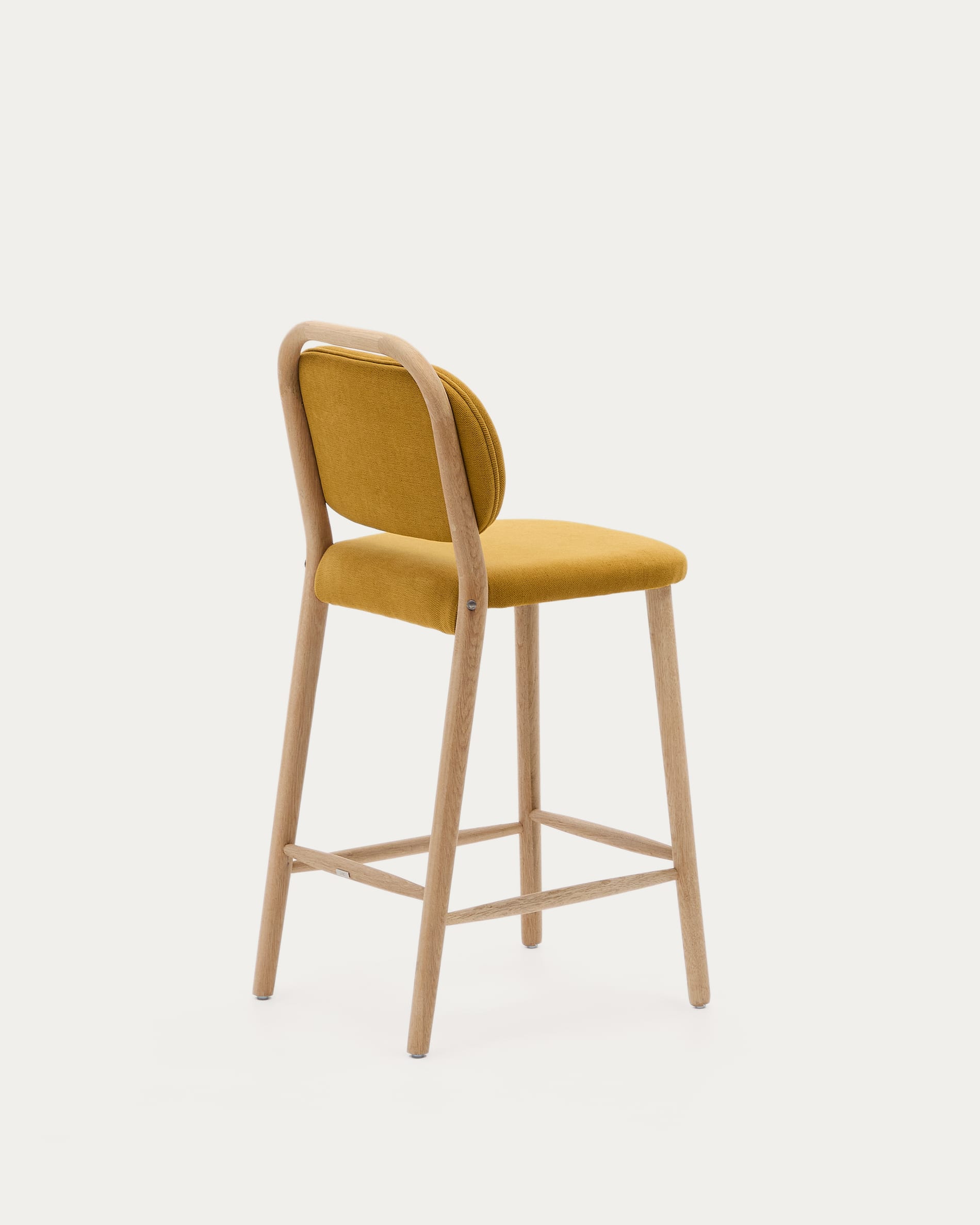 Helda Hocker, 65 cm, mit senfgelbem Chenillebezug und FSC-zertifiziertem Eichenholz, vereint Design und Nachhaltigkeit.