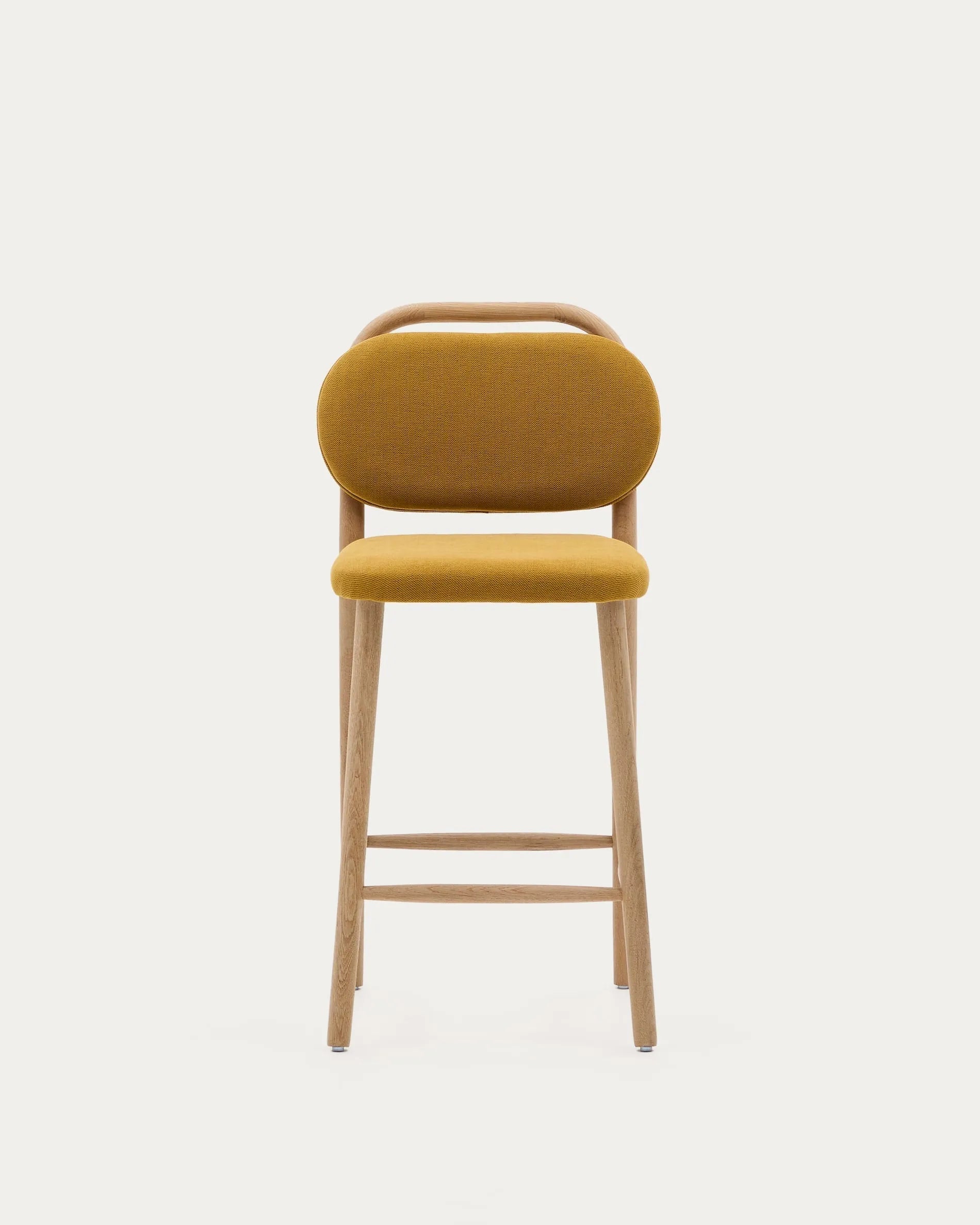 Helda Hocker aus senfgelber Chenille und FSC-zertifiziertem Eichenholz, 65 cm hoch, stilvoll und umweltfreundlich von Kave Home.