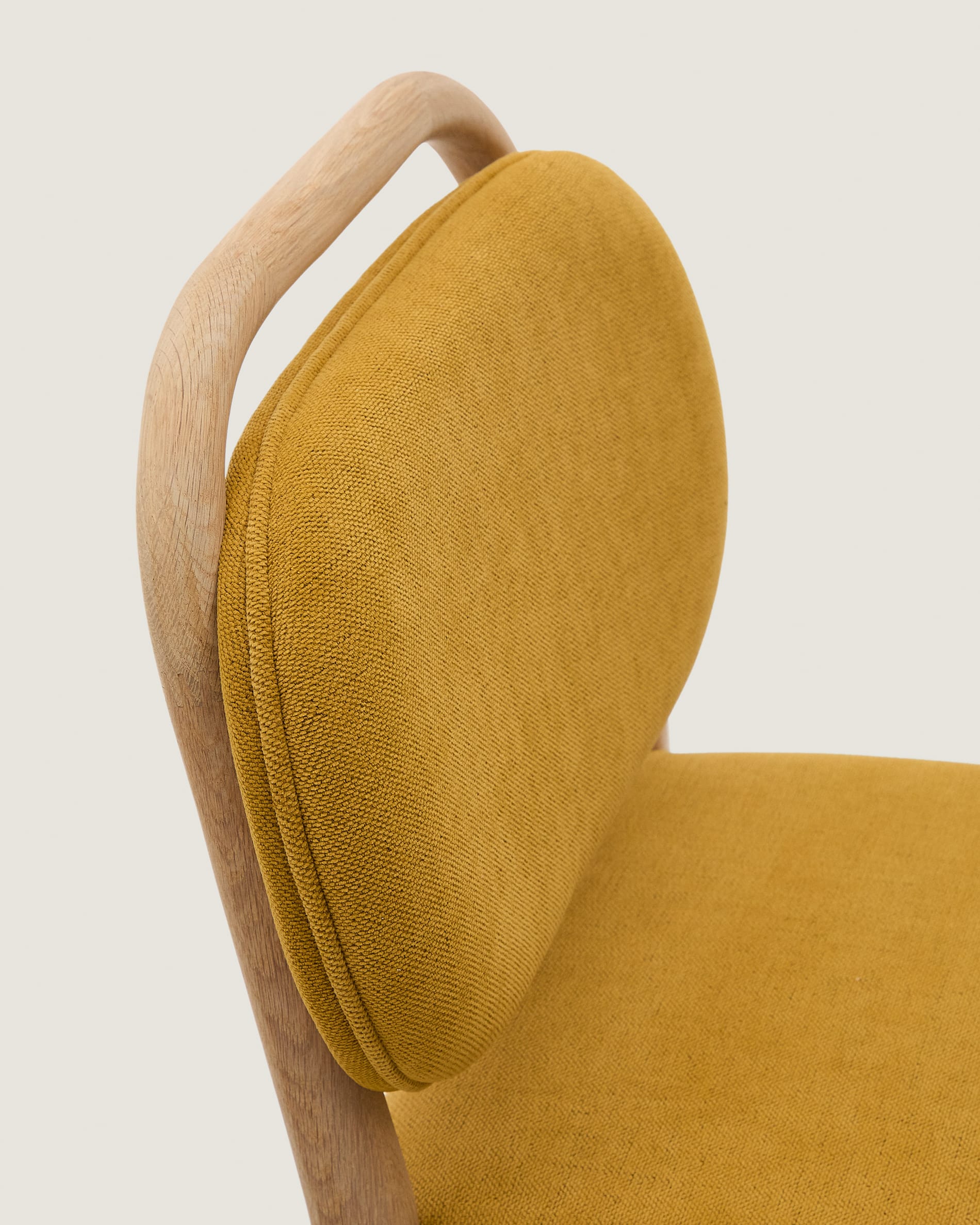 Helda Hocker, 65 cm, aus weicher senfgelber Chenille und FSC-zertifiziertem Eichenholz, vereint Stil und Umweltbewusstsein.