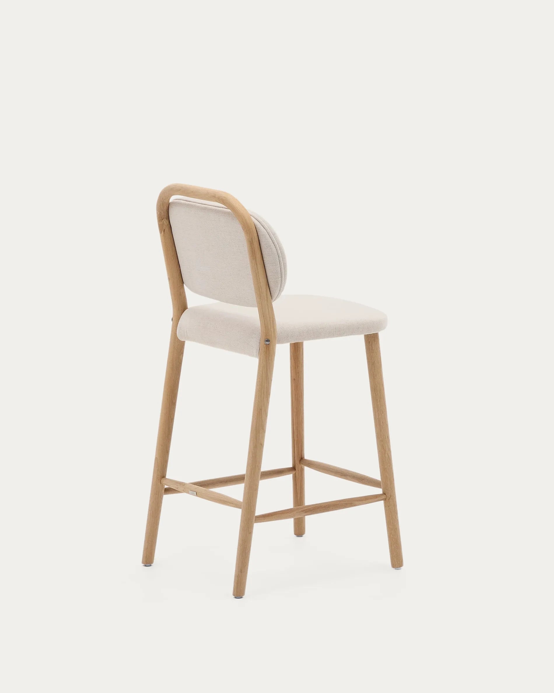 Eleganter Helda Hocker, 65 cm, aus beiger Chenille und FSC-zertifiziertem Eichenholz, modern und nachhaltig designt.