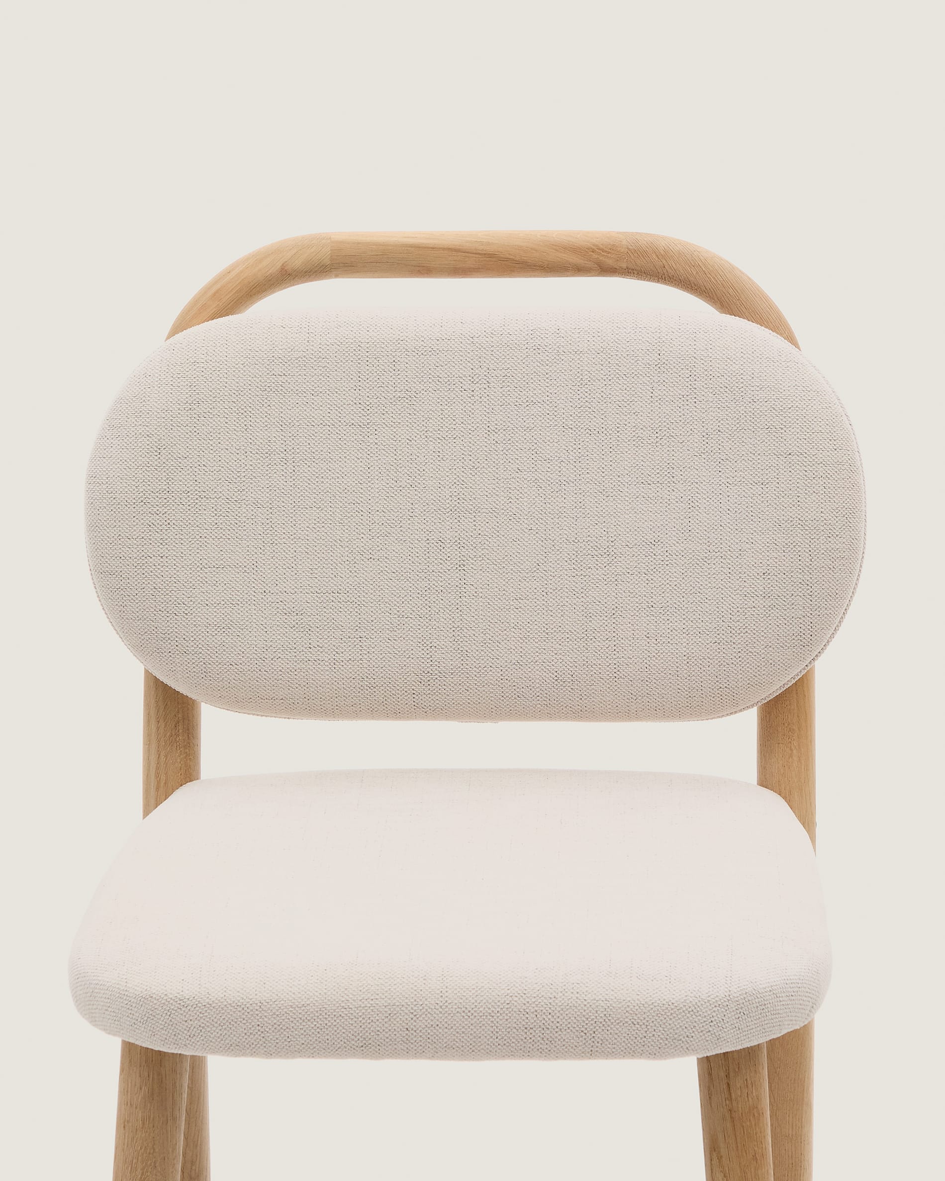 Eleganter Hocker aus Eichenholz mit beiger Chenille, ideal für Kücheninseln. Nachhaltig und stilvoll.