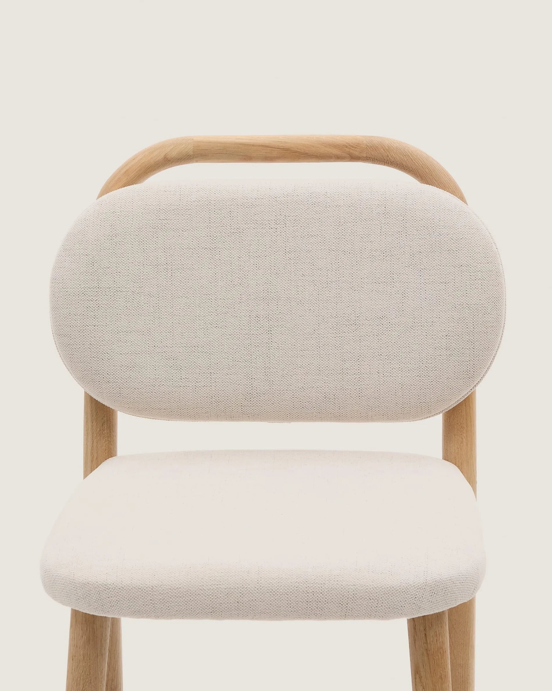 Moderner Helda Hocker, 65 cm, aus beiger Chenille und FSC-zertifiziertem Eichenholz, stilvoll und umweltfreundlich gestaltet.