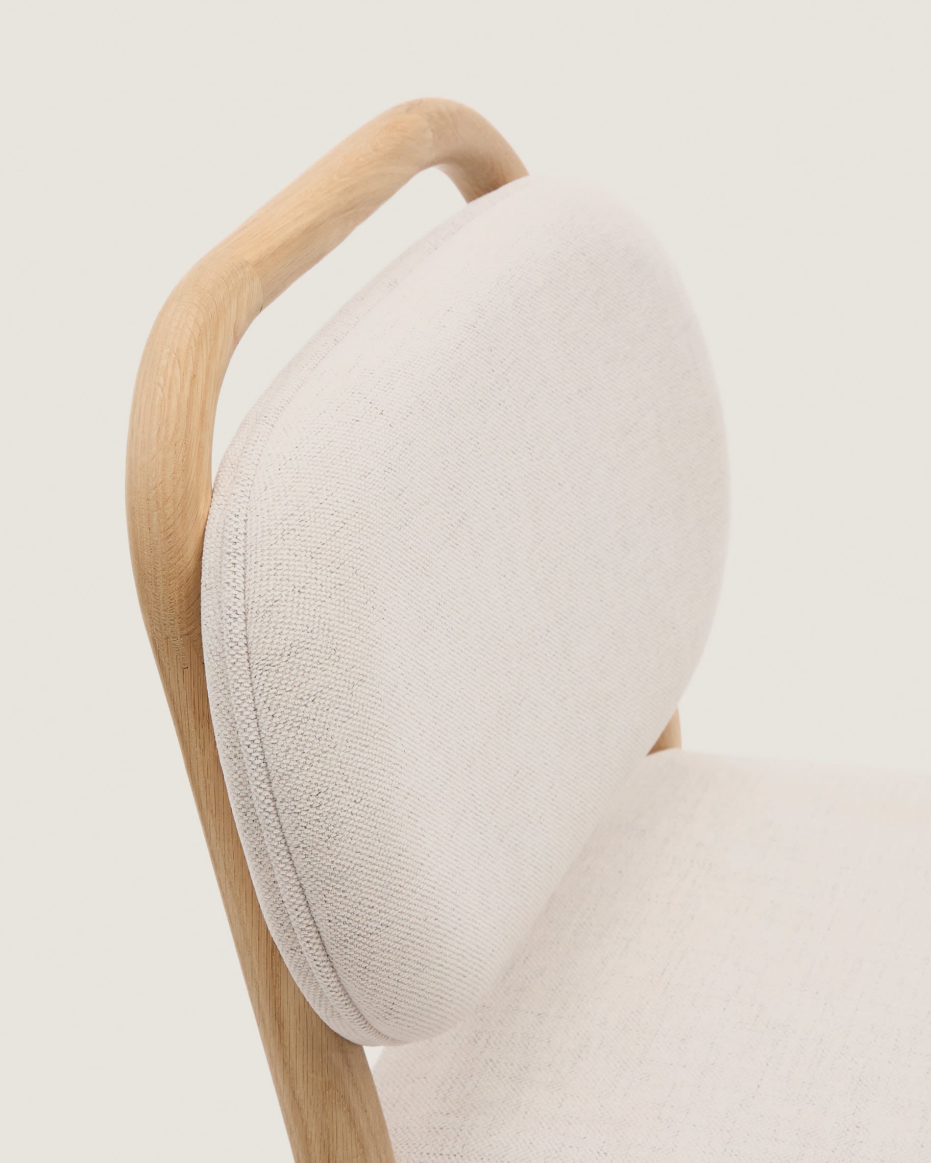 Eleganter Helda Hocker, 65 cm, aus beiger Chenille und FSC-zertifiziertem Eichenholz, modern und nachhaltig designt.