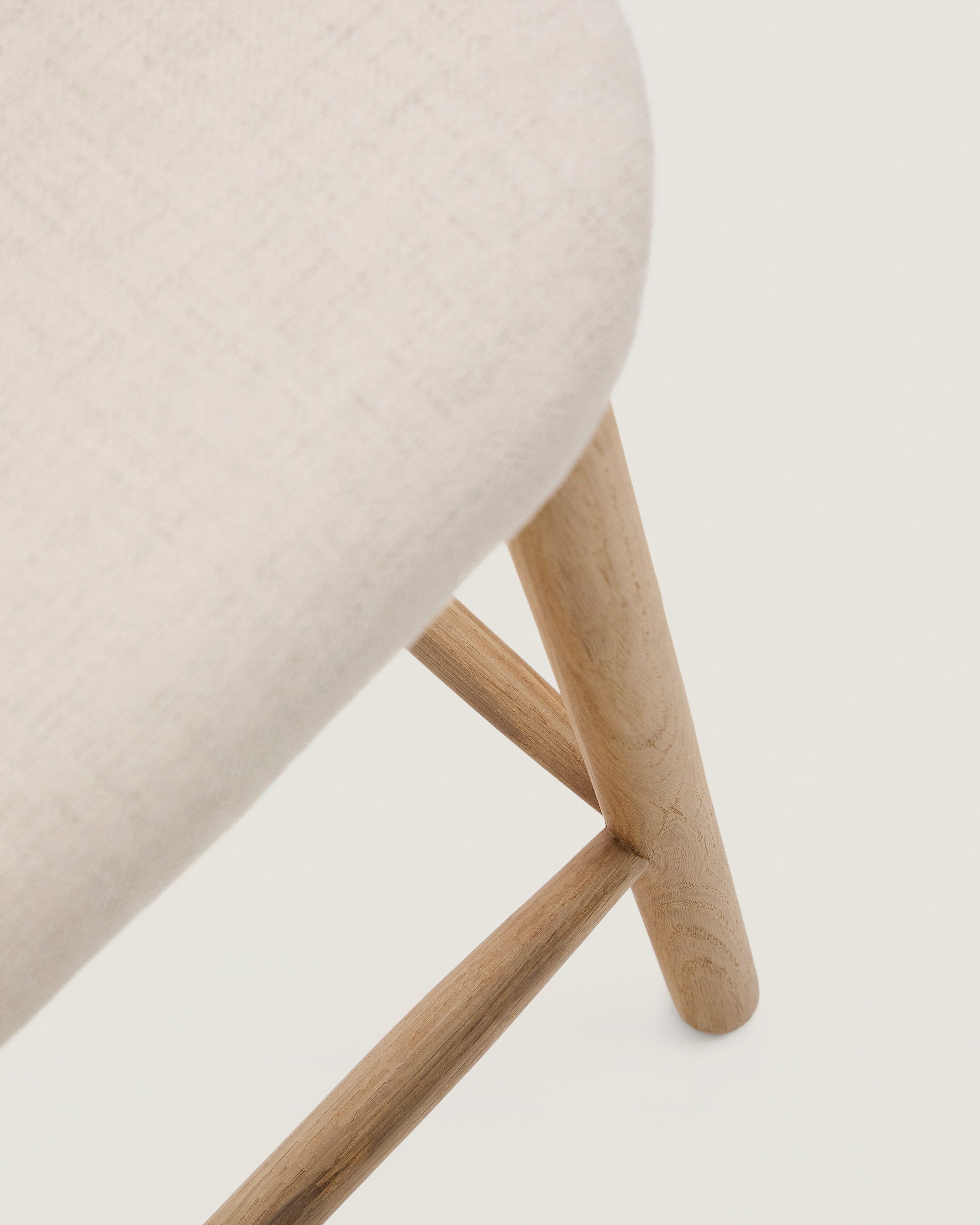 Moderner Helda Hocker, 65 cm, aus beiger Chenille und FSC-zertifiziertem Eichenholz, stilvoll und umweltfreundlich gestaltet.