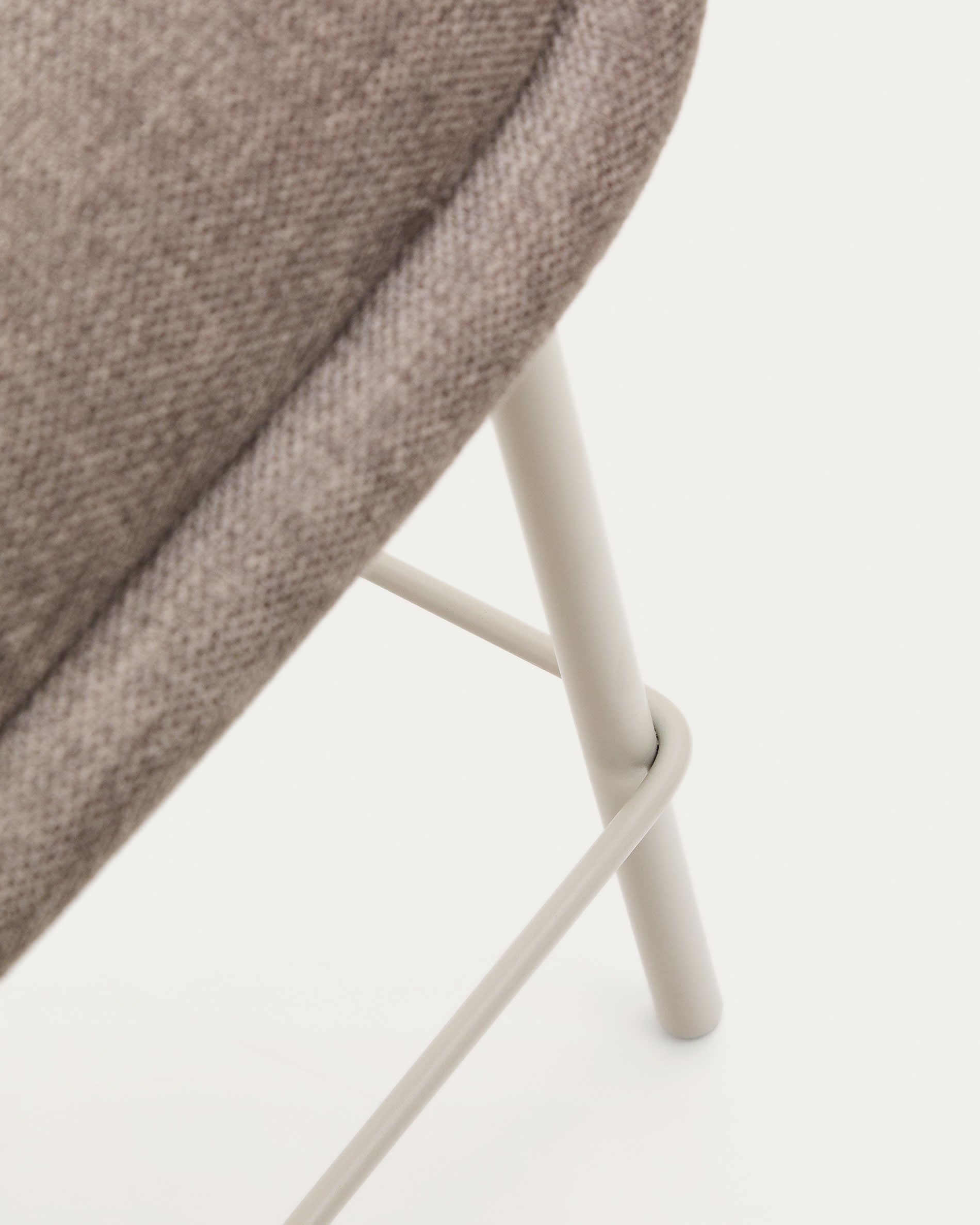 Entdecken Sie den Aimin Hocker von Kave Home: Stilvoller Chenille-Stoff in Hellbraun, stabile Stahlbeine mit beigem Lack, 65 cm hoch, perfekt für Ihr Zuhause.