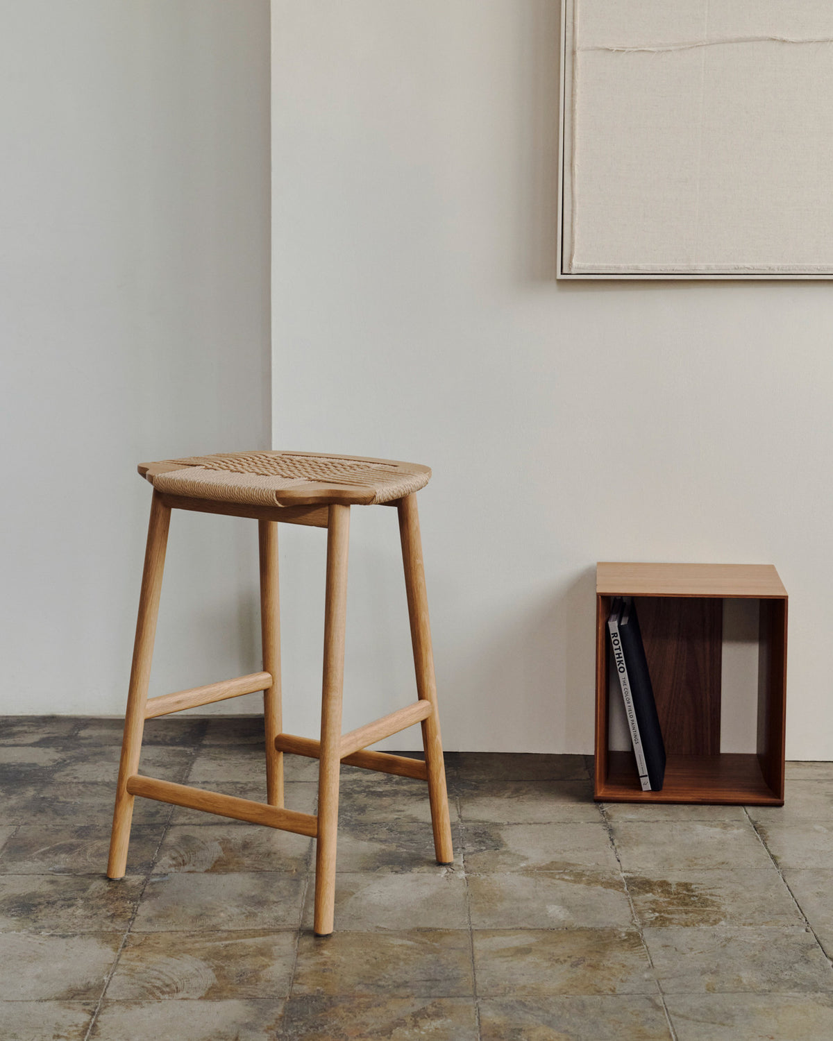 Enit Hocker aus Papierseil in Beige und massivem Eichenholz mit natürlichem Finish 65cm FSC Mix Credit in Natur präsentiert im Onlineshop von KAQTU Design AG. Barhocker ist von Kave Home