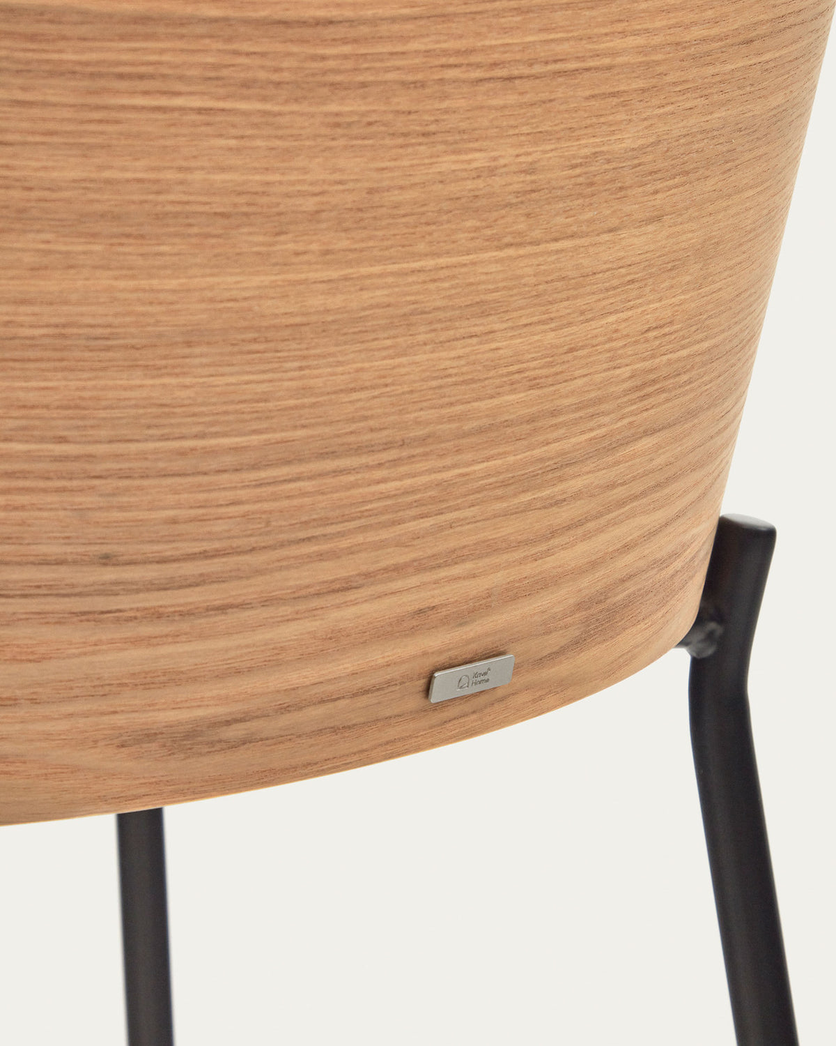 Eamy Hocker hellgraue Chenille  Eschenfurnier mit natürlichem Finish und Metall in Schwarz Höhe 65 cm in Grau präsentiert im Onlineshop von KAQTU Design AG. Barhocker ist von Kave Home