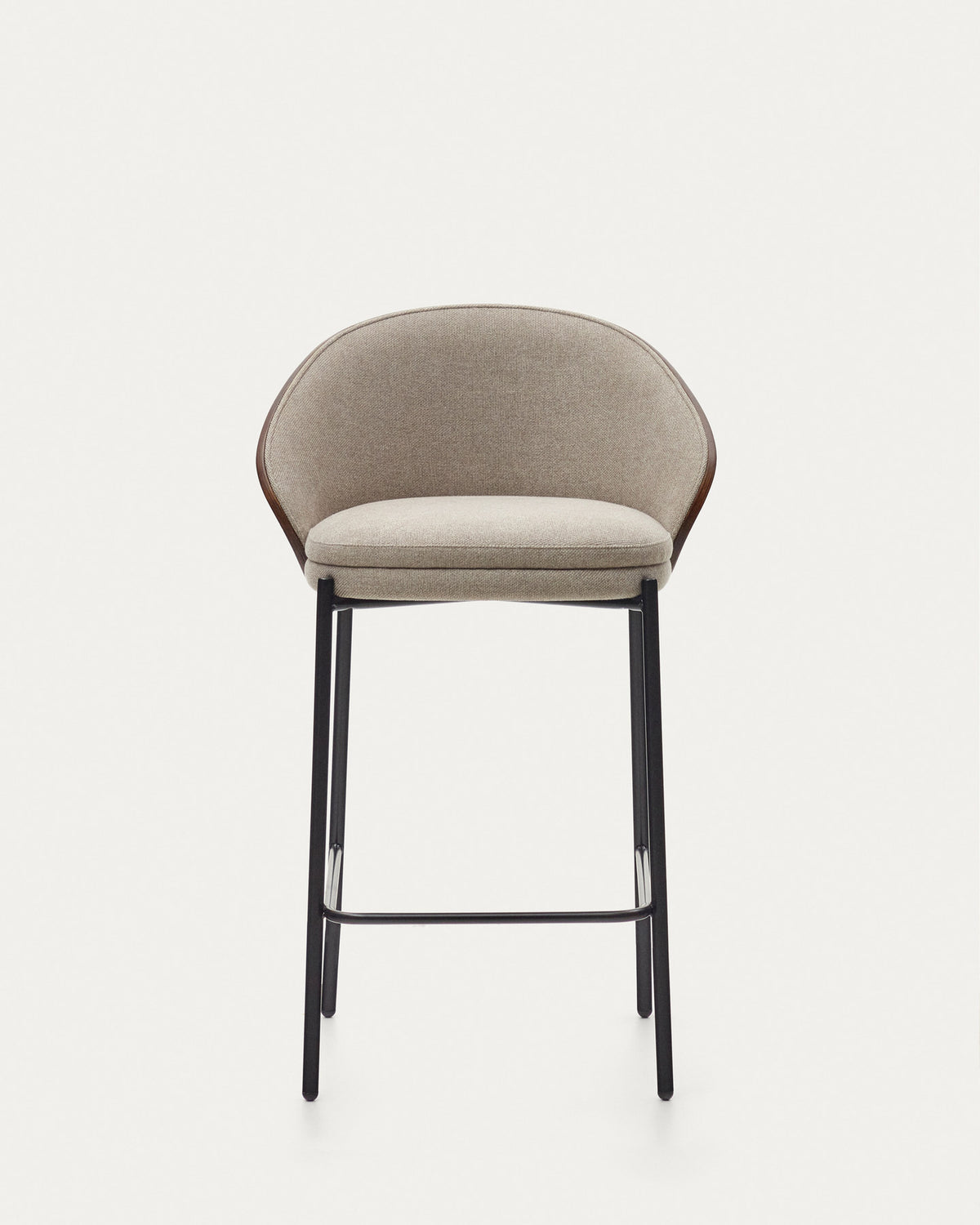 Eamy Hocker aus hellbrauner Chenille mit Eschenfurnier in Nussbaum-Finish und schwarzem Metall 65 cm in Beige präsentiert im Onlineshop von KAQTU Design AG. Barhocker ist von Kave Home
