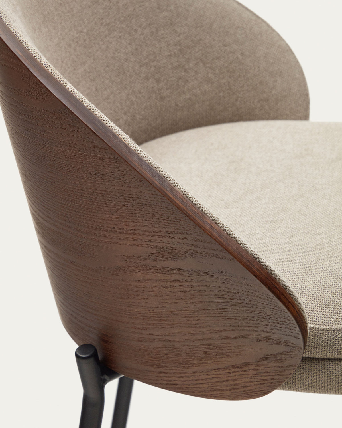 Eamy Hocker aus hellbrauner Chenille mit Eschenfurnier in Nussbaum-Finish und schwarzem Metall 65 cm in Beige präsentiert im Onlineshop von KAQTU Design AG. Barhocker ist von Kave Home
