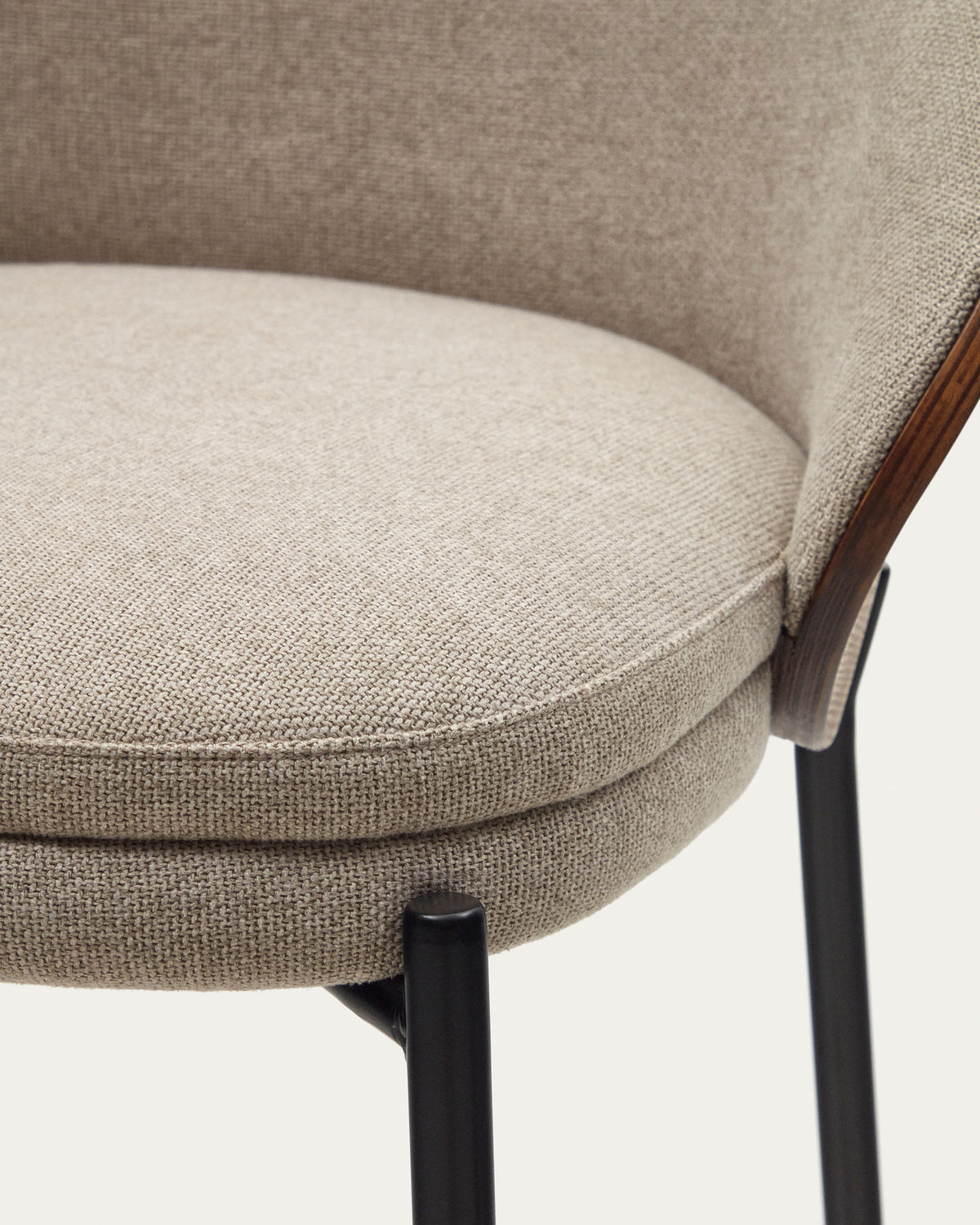 Eamy Hocker aus hellbrauner Chenille mit Eschenfurnier in Nussbaum-Finish und schwarzem Metall 65 cm in Beige präsentiert im Onlineshop von KAQTU Design AG. Barhocker ist von Kave Home