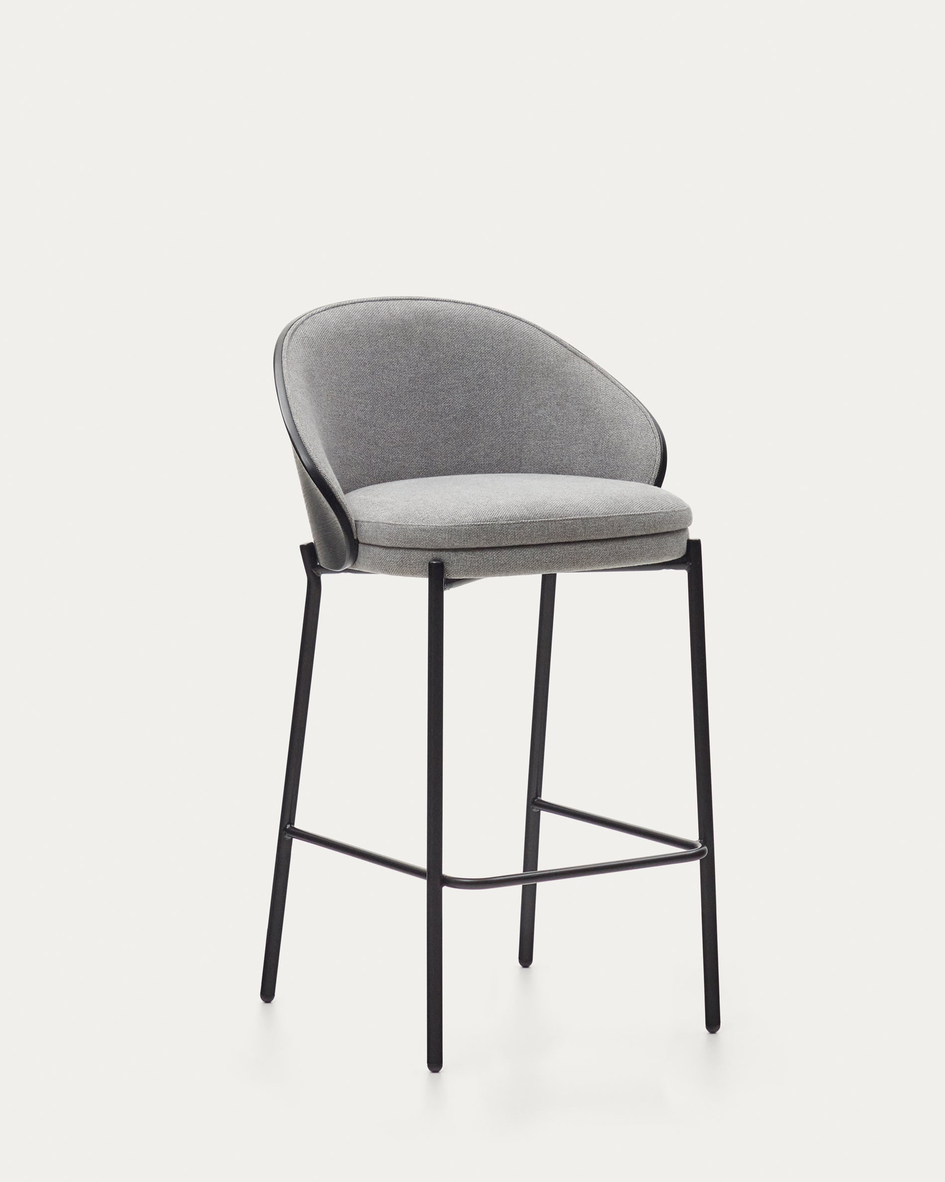 Eamy Hocker: Eleganter Hocker in hellgrauer Chenille, Eschenfurnier mit schwarzem Finish, Metallbeine in Schwarz.