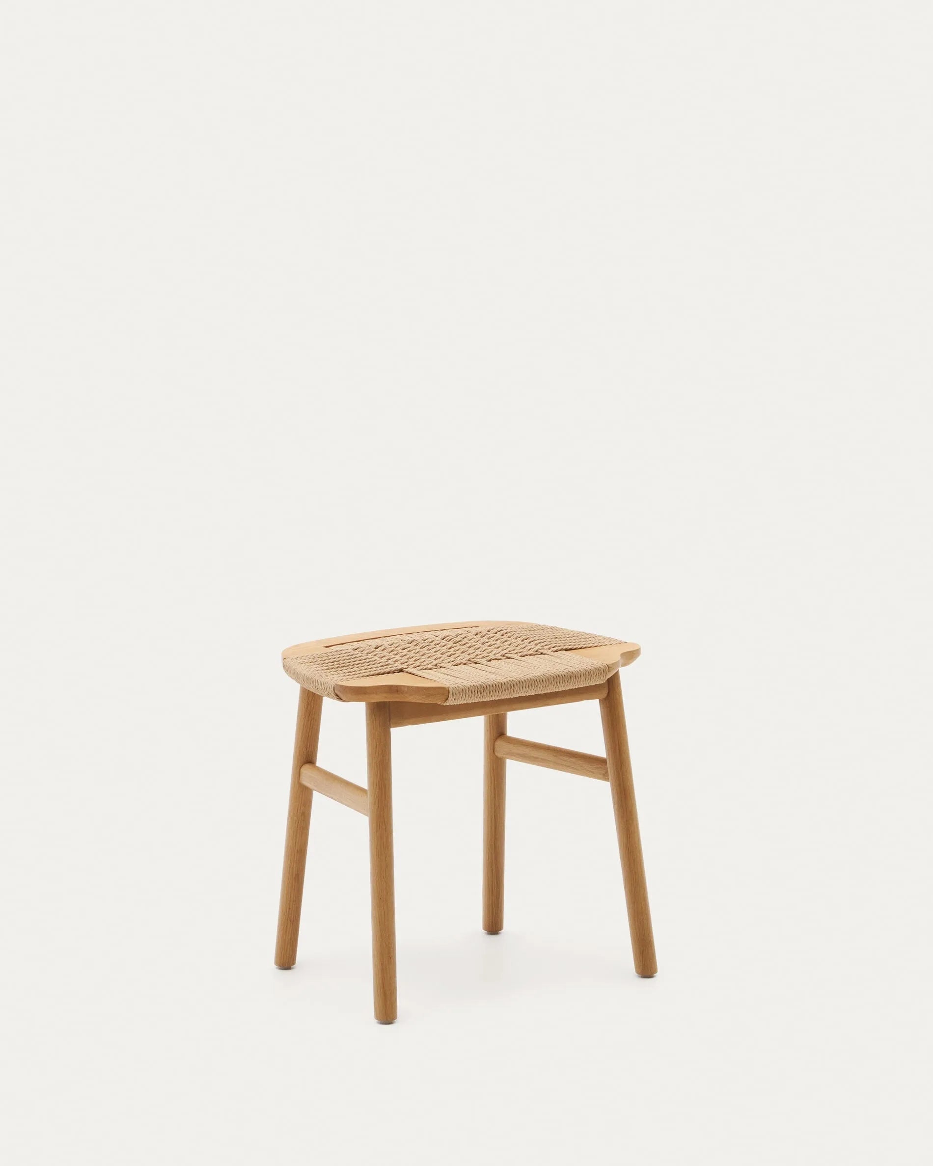 Eleganter Enit Hocker aus Papierseil und Eichenholz, beige, 43cm, FSC-zertifiziert, natürliches Finish, von Kave Home.