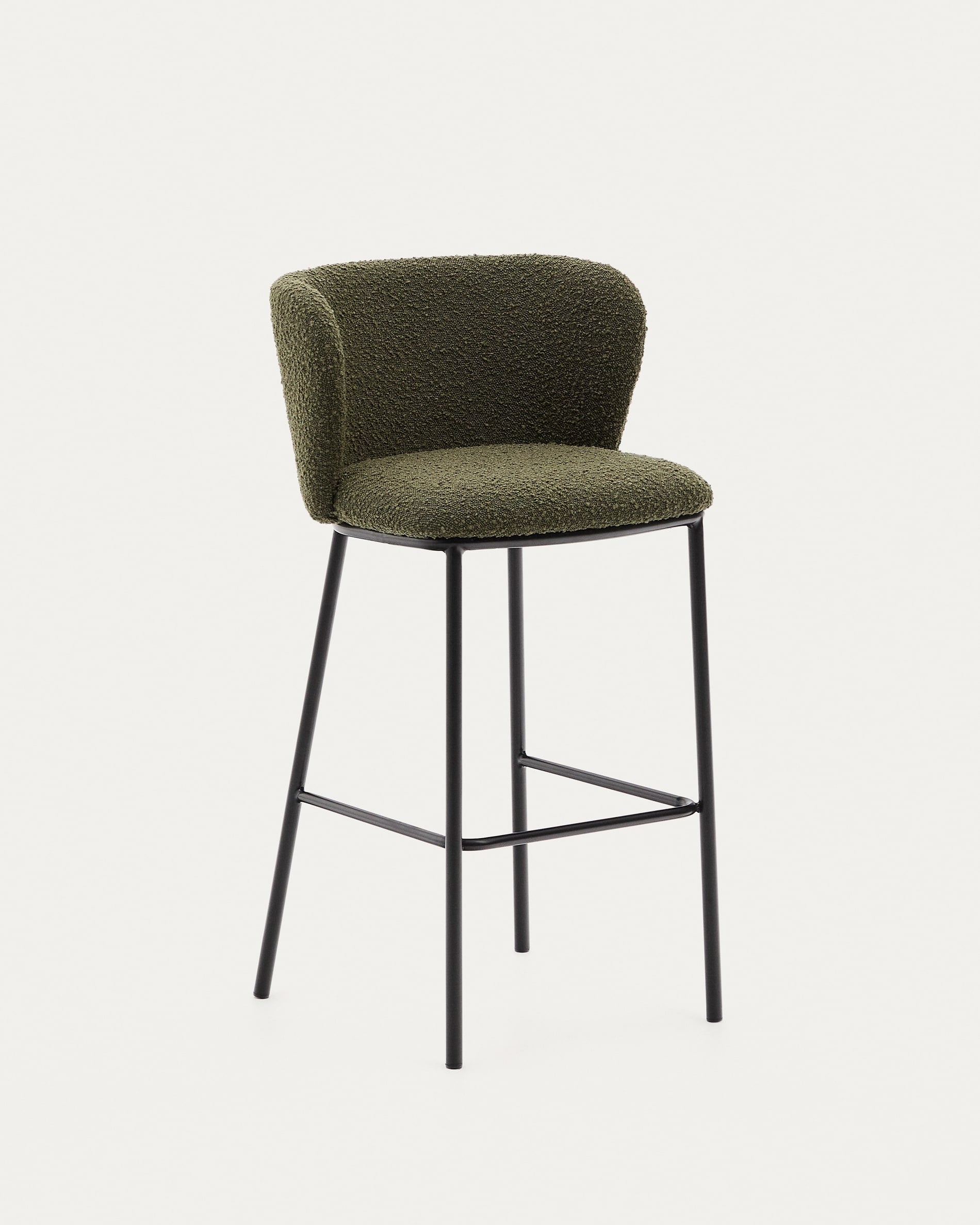 Eleganter Hocker Ciselia mit grünem Schaffellbezug und schwarzem Stahlgestell, 75 cm hoch, FSC-zertifiziert von Kave Home.