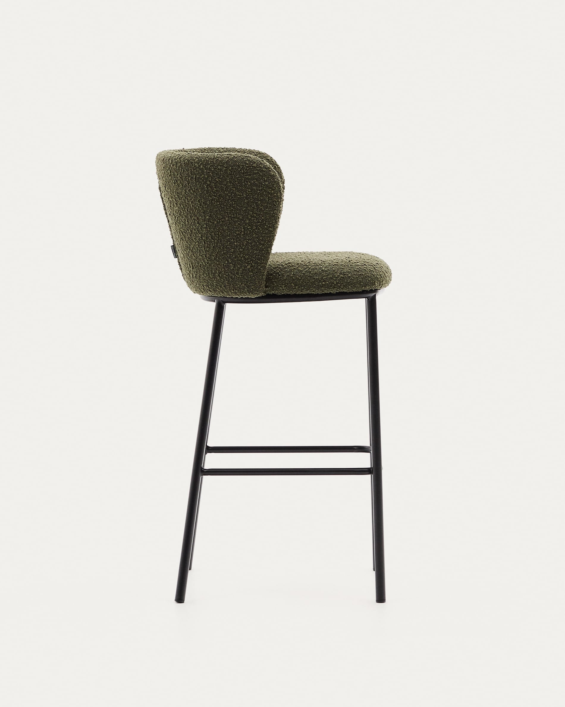 Eleganter Hocker Ciselia mit grünem Schaffellbezug und schwarzem Stahlgestell, 75 cm hoch, FSC-zertifiziert von Kave Home.
